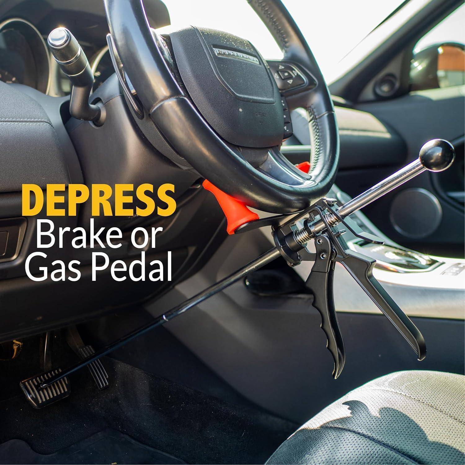 Autoinnenraum mit einer Lenkradverriegelungsvorrichtung; Der Text besagt „BREMSPEDALE ODER GASPEDAL DRÜCKEN