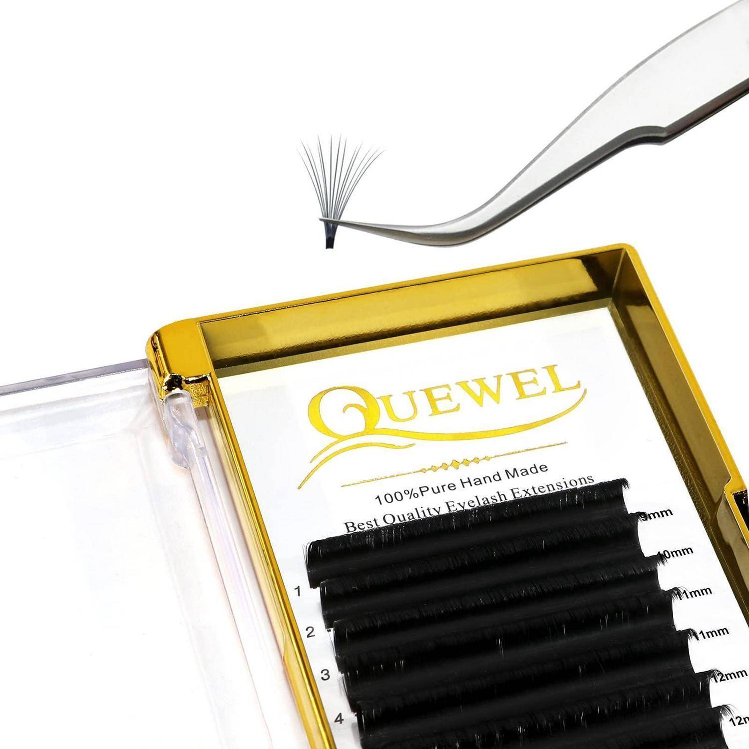 Pinzetten halten ein Cluster aus künstlichen Wimpernverlängerungen über einem goldgekennzeichneten Quewel-Tablett-Paket, mit sichtbaren schwarzen Wimpernreihen im Inneren.