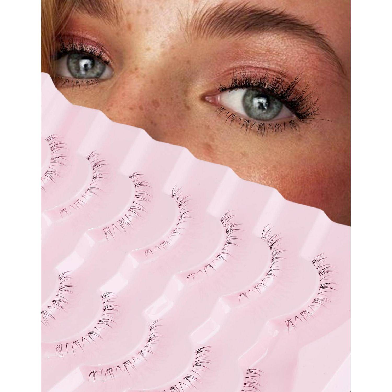 Nahaufnahme der Augen einer Frau über einer Anordnung von gebogenen künstlichen Wimpernstreifen auf rosa Hintergrund, was auf Wimpernverlängerungen oder Schönheitsprodukte hindeutet.