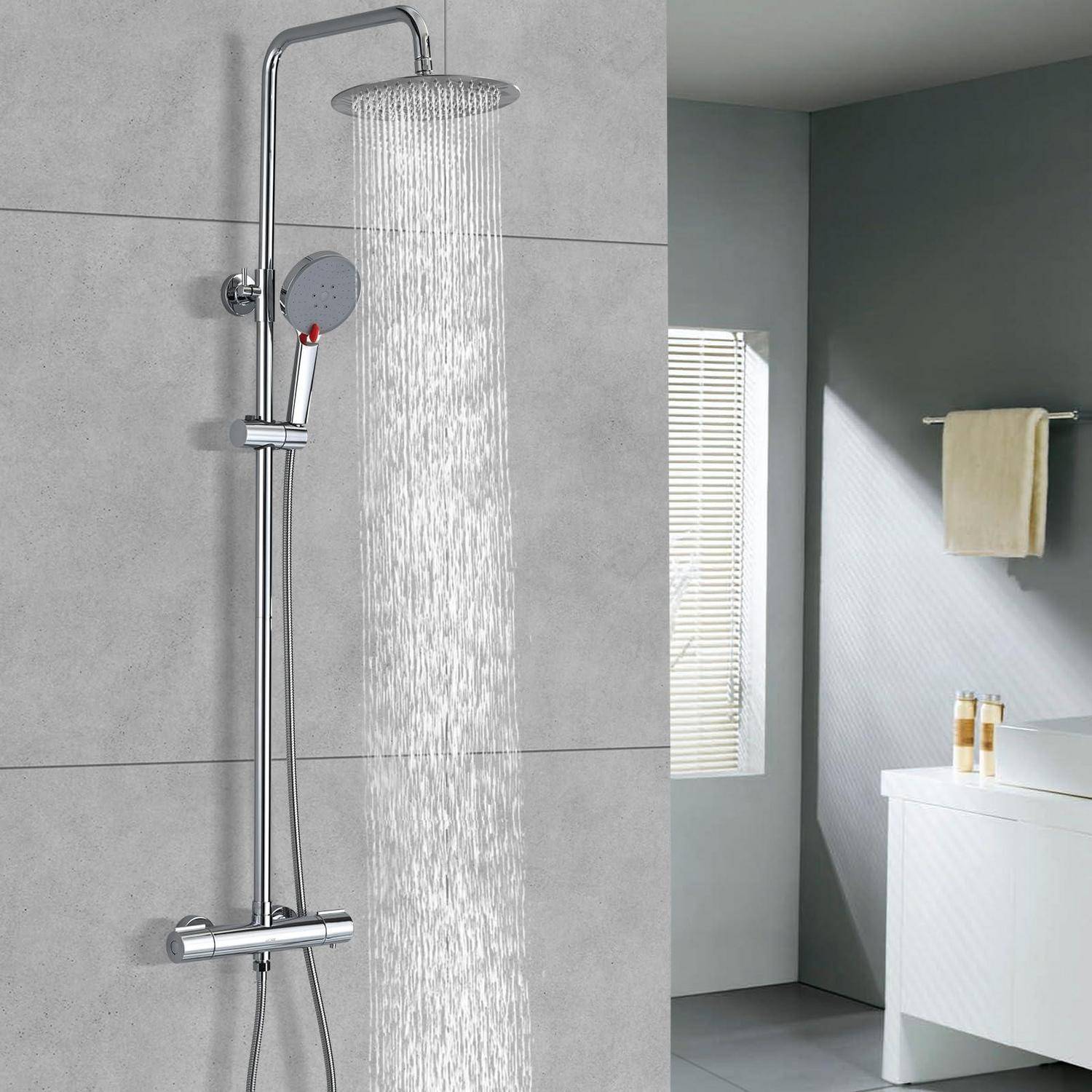 Modernes Badezimmer mit einer chromfarbenen Regendusche mit fließendem Wasser neben einer Handbrause; Waschtisch, Handtuch und Fenster im Hintergrund.