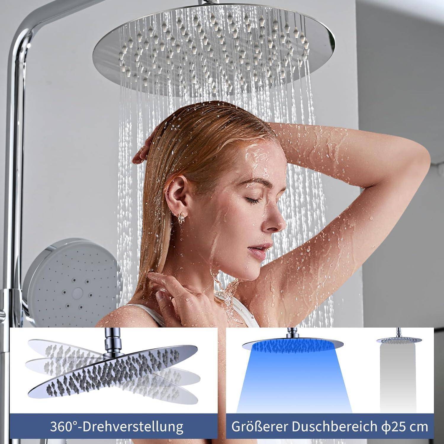 Frau duscht unter einem Regenbrausekopf mit eingefügten Produktansichten, die eine 360-Grad-Verstellung und eine größere Sprühfläche von 25 cm zeigen.