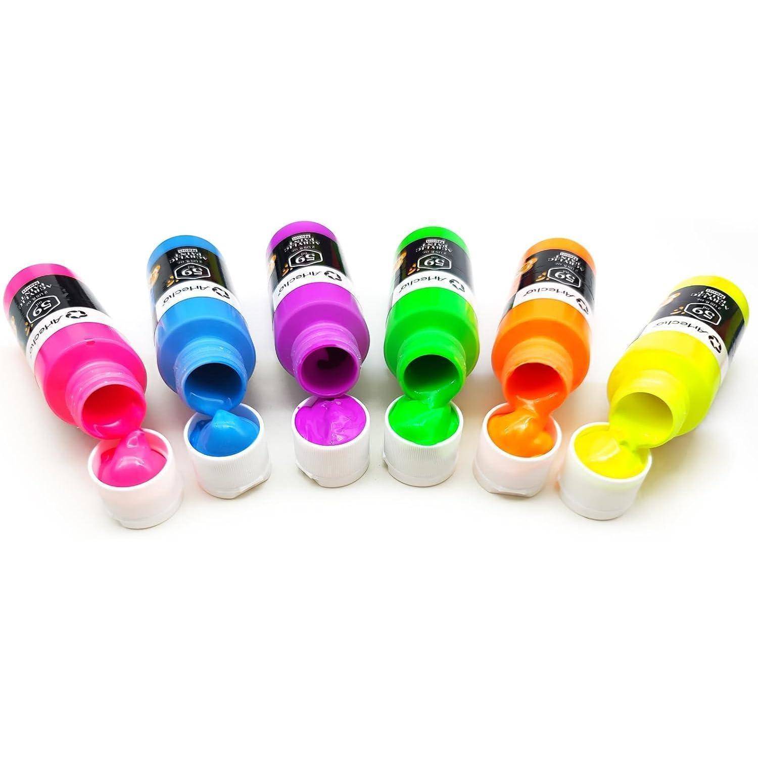Sechs offene Farbtuben in Rosa, Blau, Violett, Grün, Orange und Gelb, von denen jede eine passende Farbpfütze auf eine weiße Oberfläche drückt.