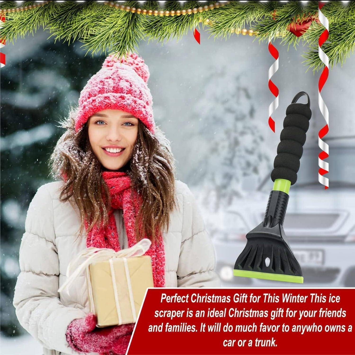 Lächelnde Frau in Wintersachen hält ein verpacktes Geschenk neben einem Eiskratzer; der Text besagt, dass es das perfekte Weihnachtsgeschenk für Auto- oder Lastkwagenbesitzer ist.