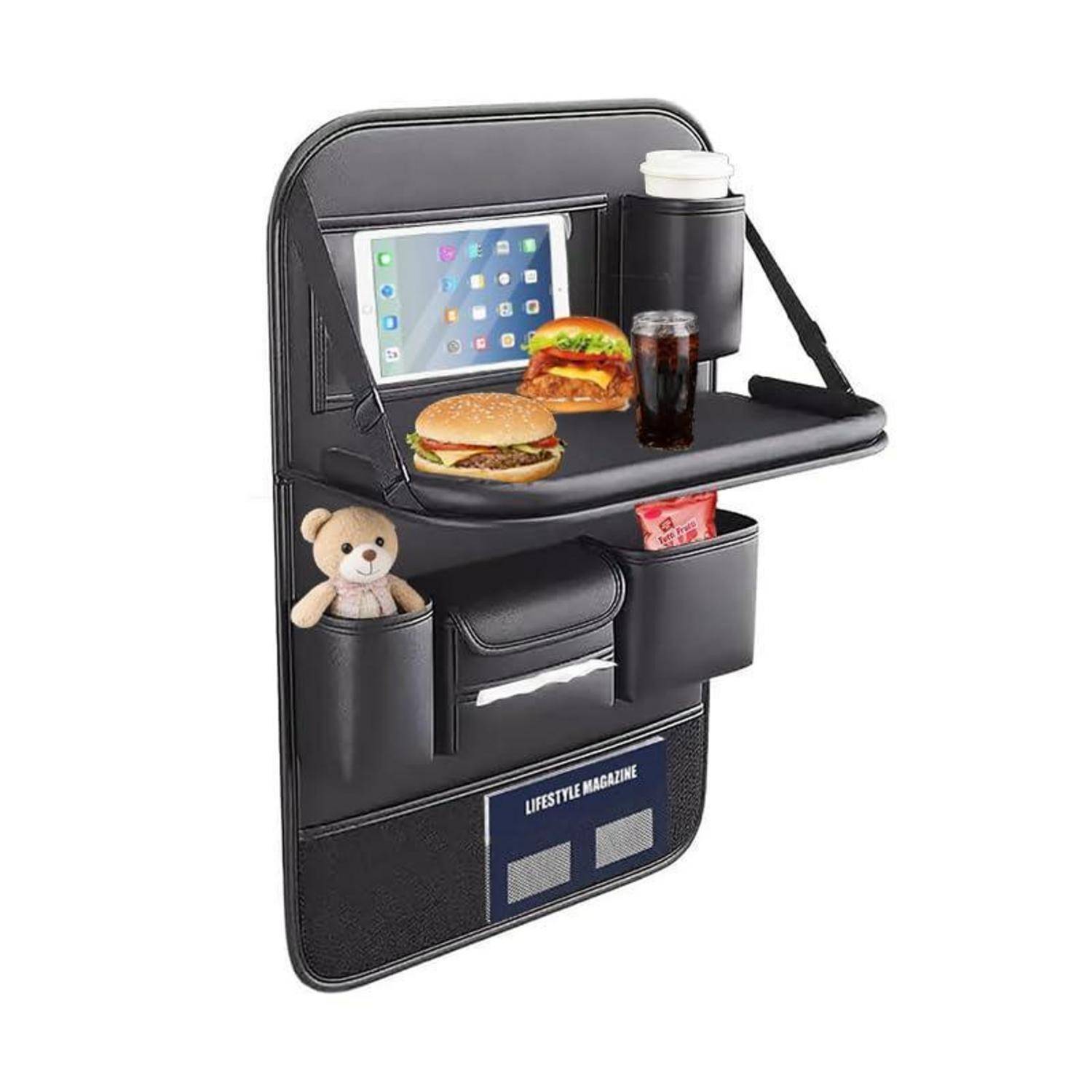 Schwarzer Autositzorganizer mit ausgeklapptem Tablett, das ein Tablet, Getränke, Burger und kleine Aufbewahrungstaschen mit einem Teddybär und Taschentüchern hält.