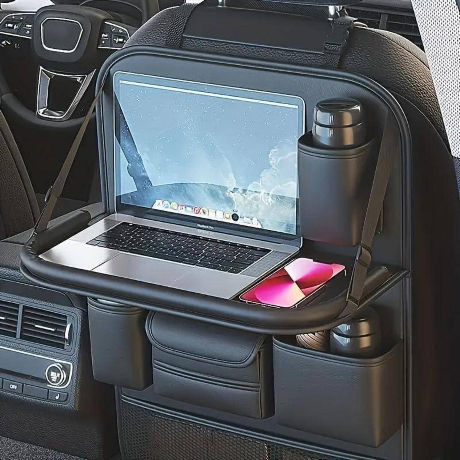 Autositz-Organizer-Tablett mit einem aufgeklappten Laptop, einer Wasserflasche und einem Smartphone auf der Rückseite eines vorderen Sitzes in einem Auto.