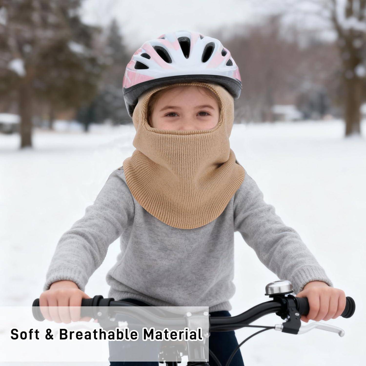 Kind trägt Helm und Nackenwärmer und fährt Fahrrad bei Schneefall, mit Textüberlagerung, die "Weiches & atmungsaktives Material"" sagt.