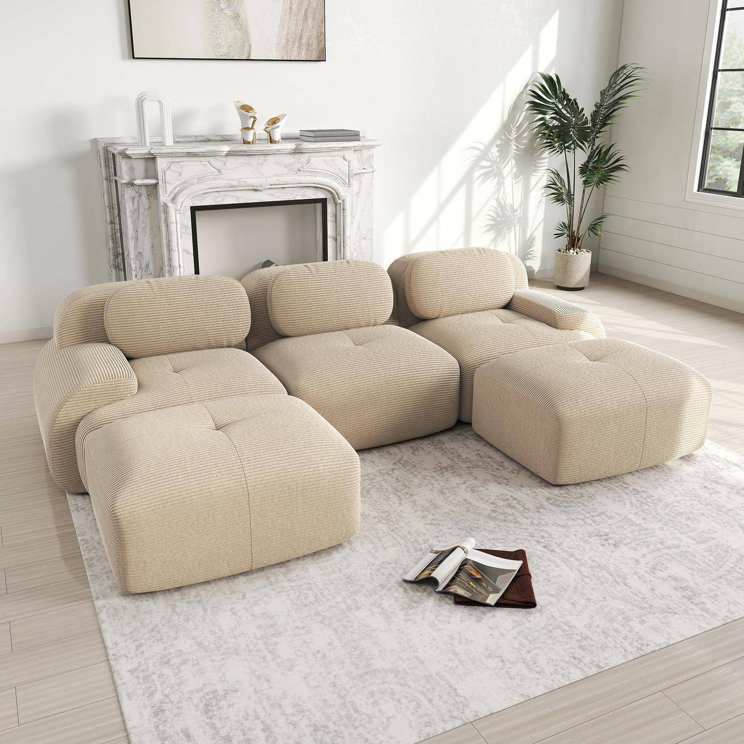 Beige modulares Ecksofa in einem hellen, minimalistischen Wohnzimmer mit weißem Kamin, Teppich, Pflanze und aufgeschlagenem Magazin auf dem Boden.