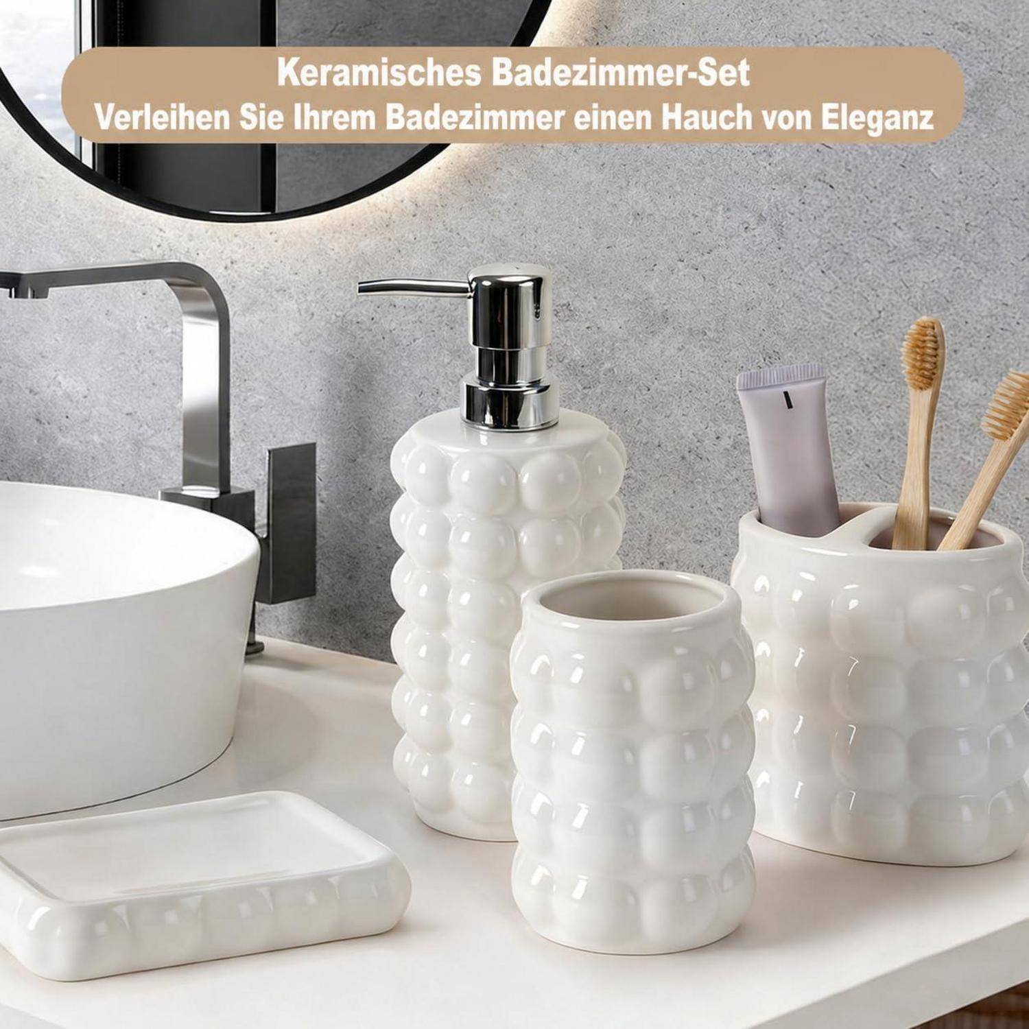 Weißes Keramik-Badezimmerset mit Seifenspender, Zahnputzbecher, Tablett und Zahnbürstenhalter auf einem Waschtisch; deutscher Text lautet „Keramisches Badezimmer-Set