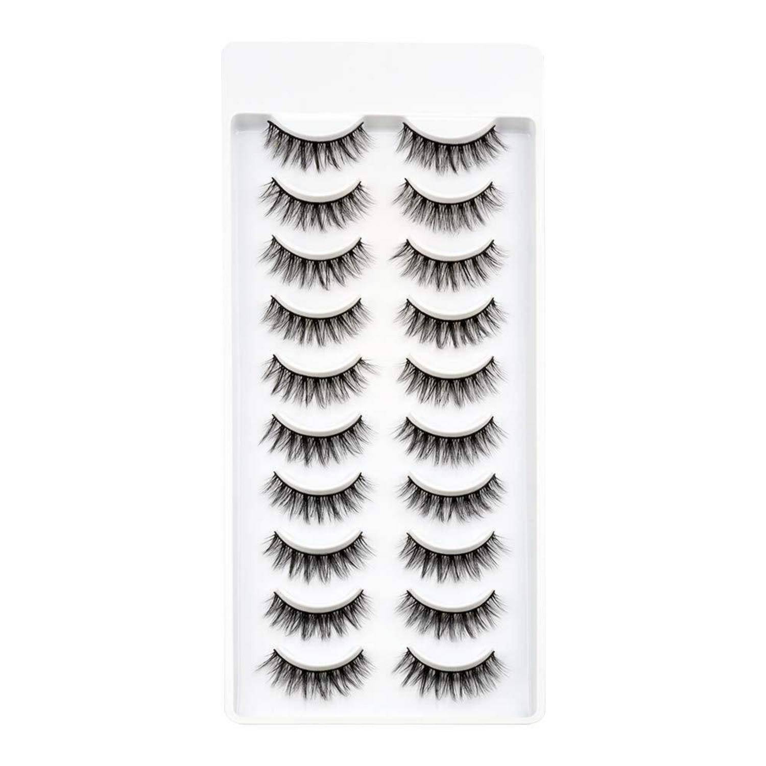 Ein Satz künstlicher Wimpern in einem durchsichtigen Kunststoffbehälter, angeordnet in zwei Spalten mit mehreren Paaren.