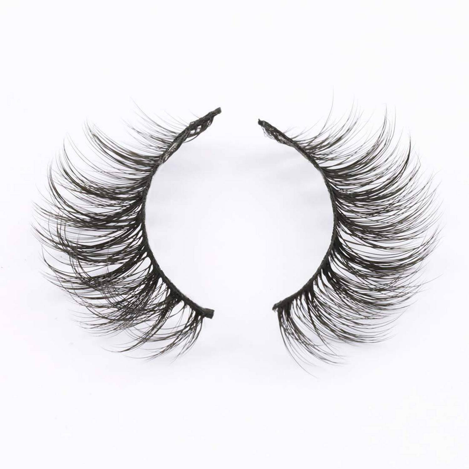 Ein Paar falsche Wimpernstreifen mit langen, dichten schwarzen Wimpern auf weißem Hintergrund.