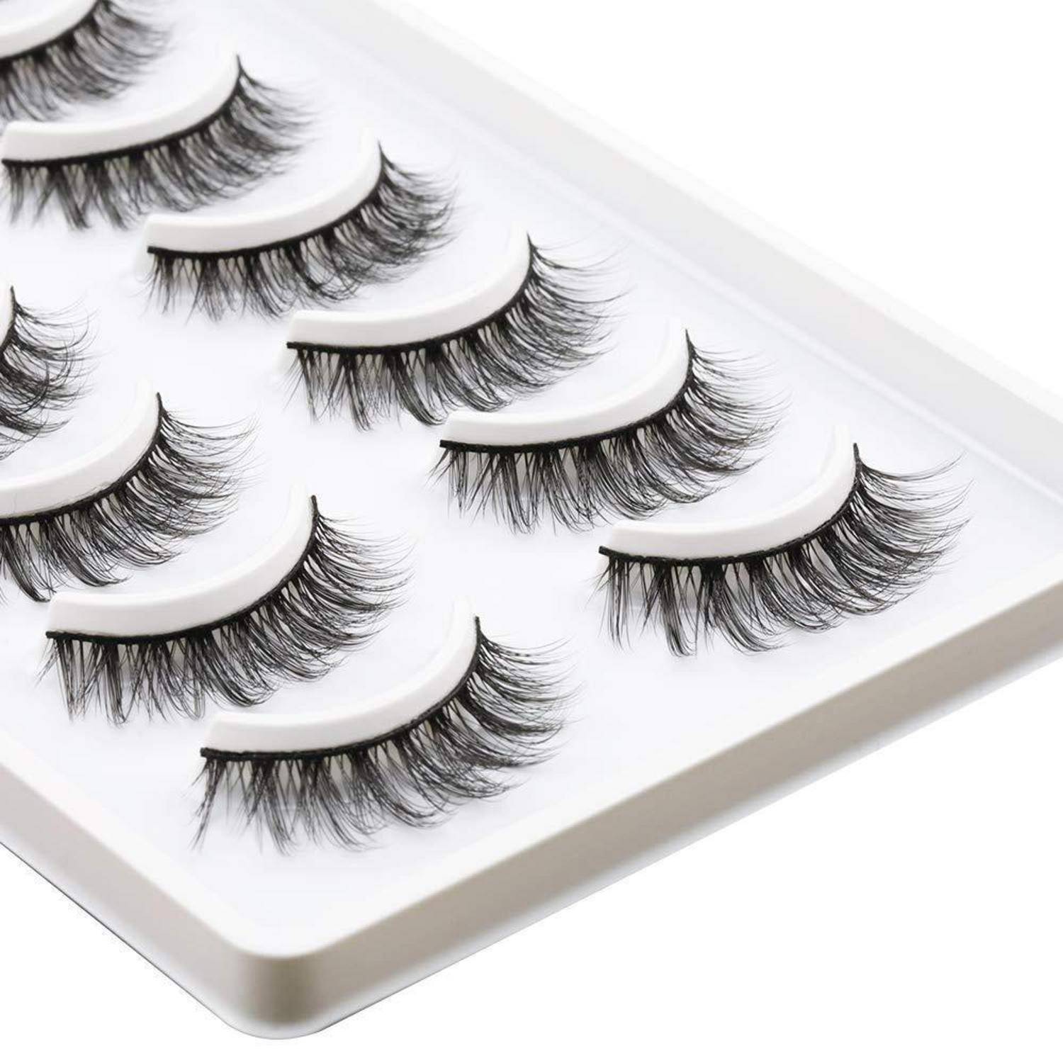 Tablett mit fünf Paar künstlichen Wimpernstreifen, angeordnet auf einer weißen Displaytafel