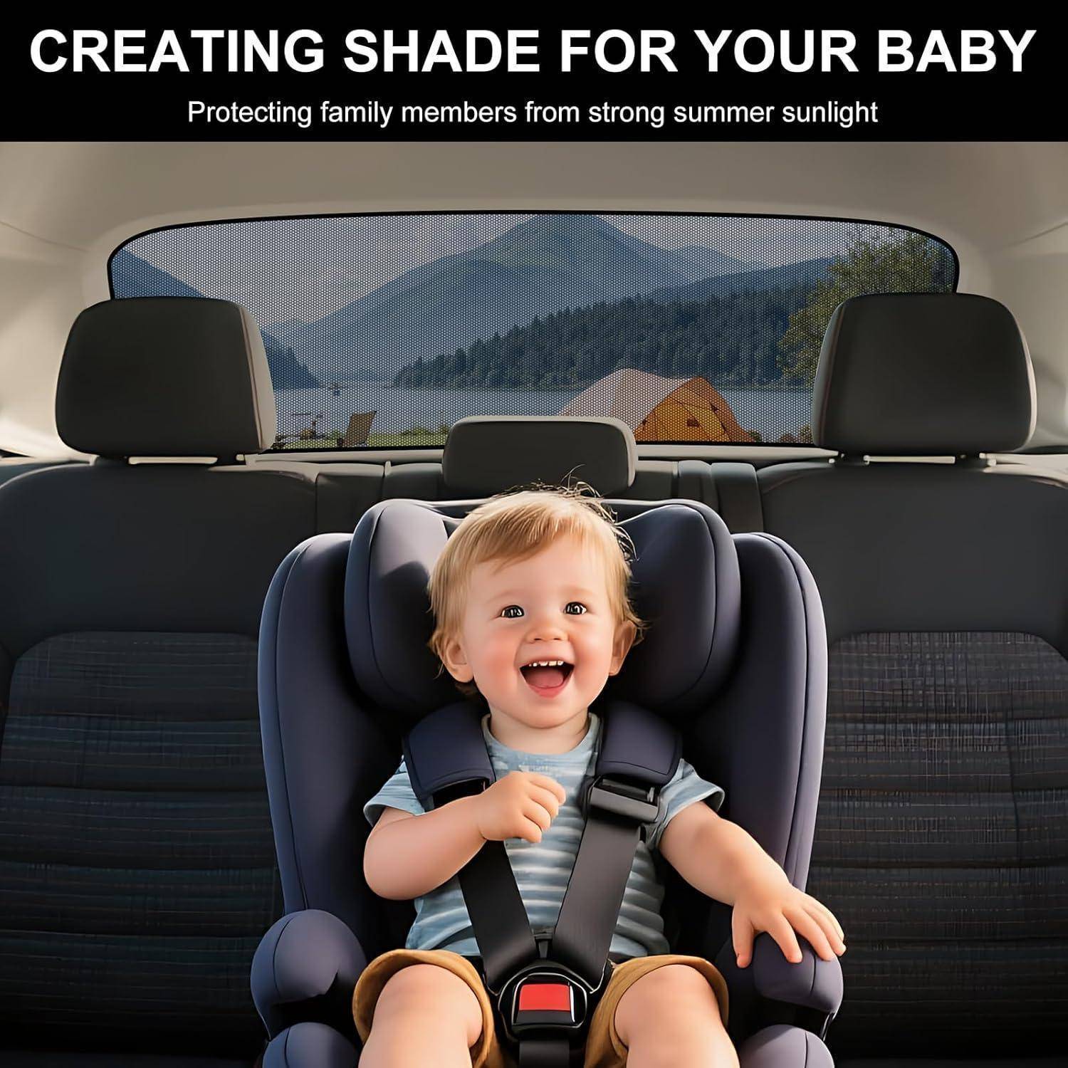 Baby im Autositz mit Sonnenschutz auf der Rückbank, das vor starkem Sommersonnenlicht schützt.
