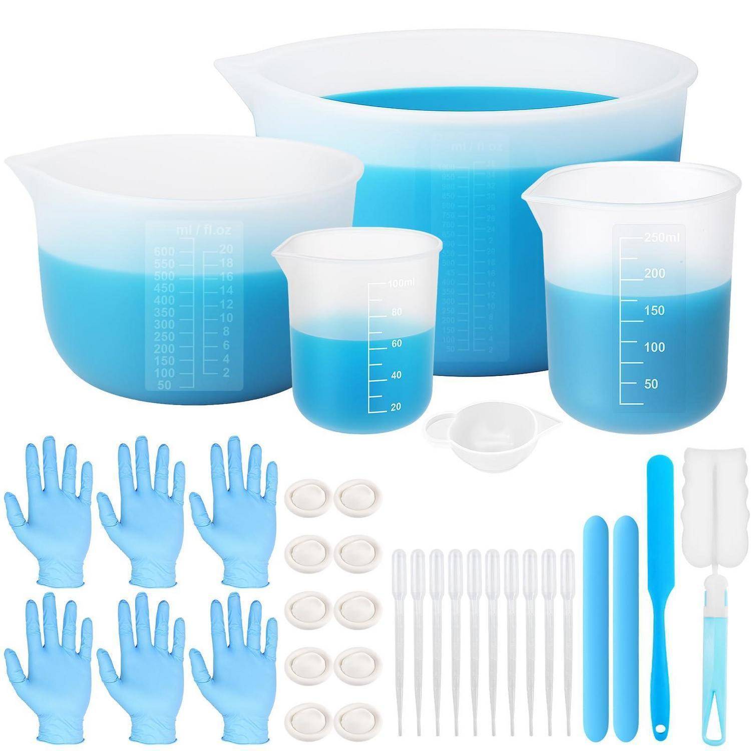 Sortierte blaue Laborkunststoffwaren und Materialien, einschließlich Messbechern, Handschuhen, Petrischalen, Abstrichtupfern, Spachteln und einem kleinen Löffel.