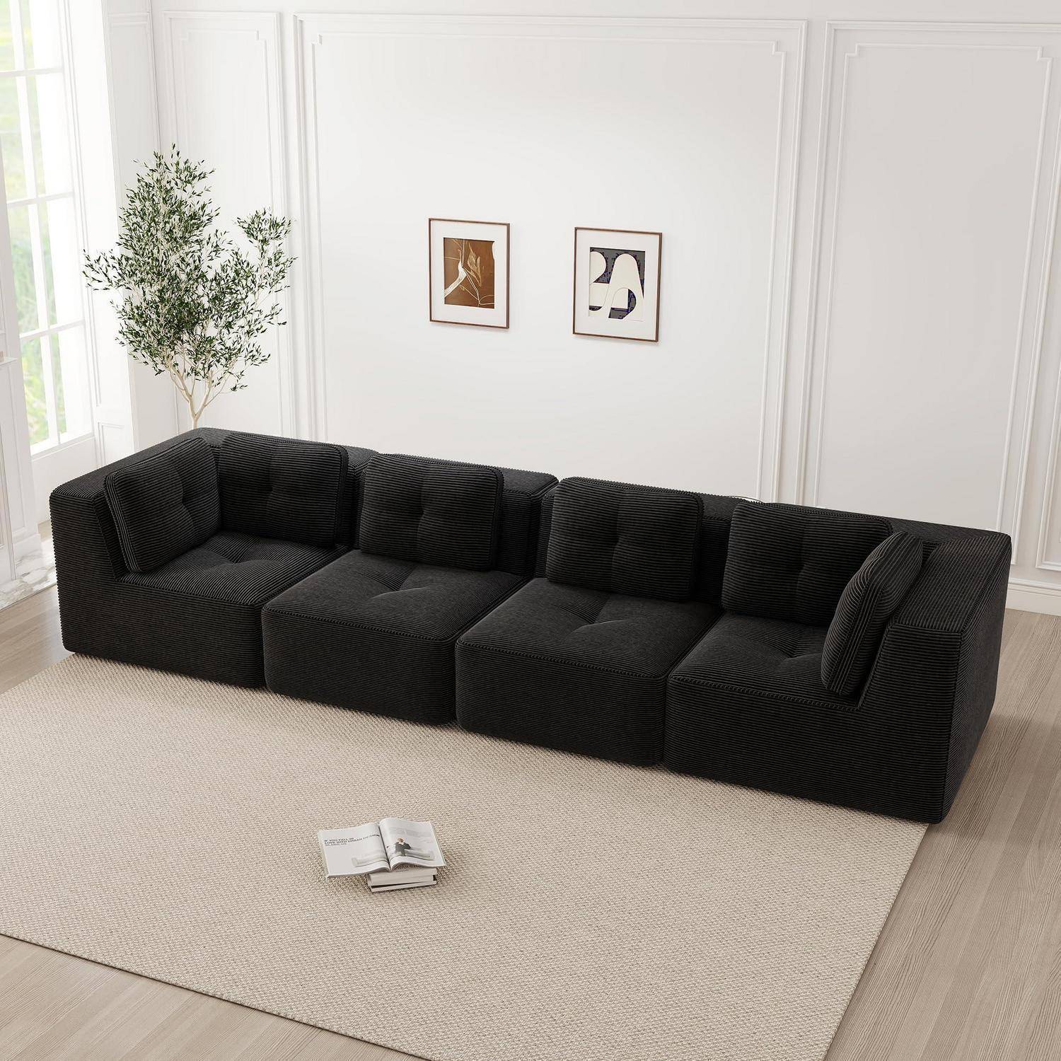 Schwarzes modulares Ecksofa mit Chaiselongue in einem hellen minimalistischen Wohnzimmer, neben einer Topfpflanze und gerahmter Wandkunst auf einem beigen Teppich.