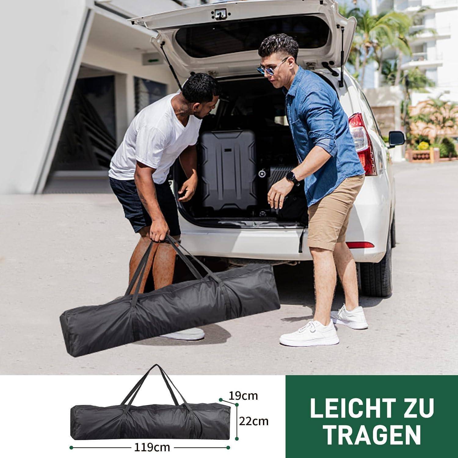 Zwei Männer laden eine lange schwarze Reisetasche in einen SUV-Kofferraum; ein eingefügtes Produktbild zeigt die Maße 119 cm x 19 cm x 22 cm und den Text „LEICHT ZU TRAGEN".
