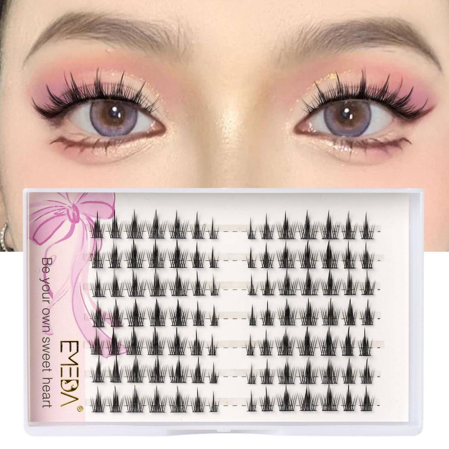 Nahaufnahme der Augen einer Frau mit langen künstlichen Wimpern, mit einer Schachtel Wimpernstreifen zum Austausch mit der Aufschrift 