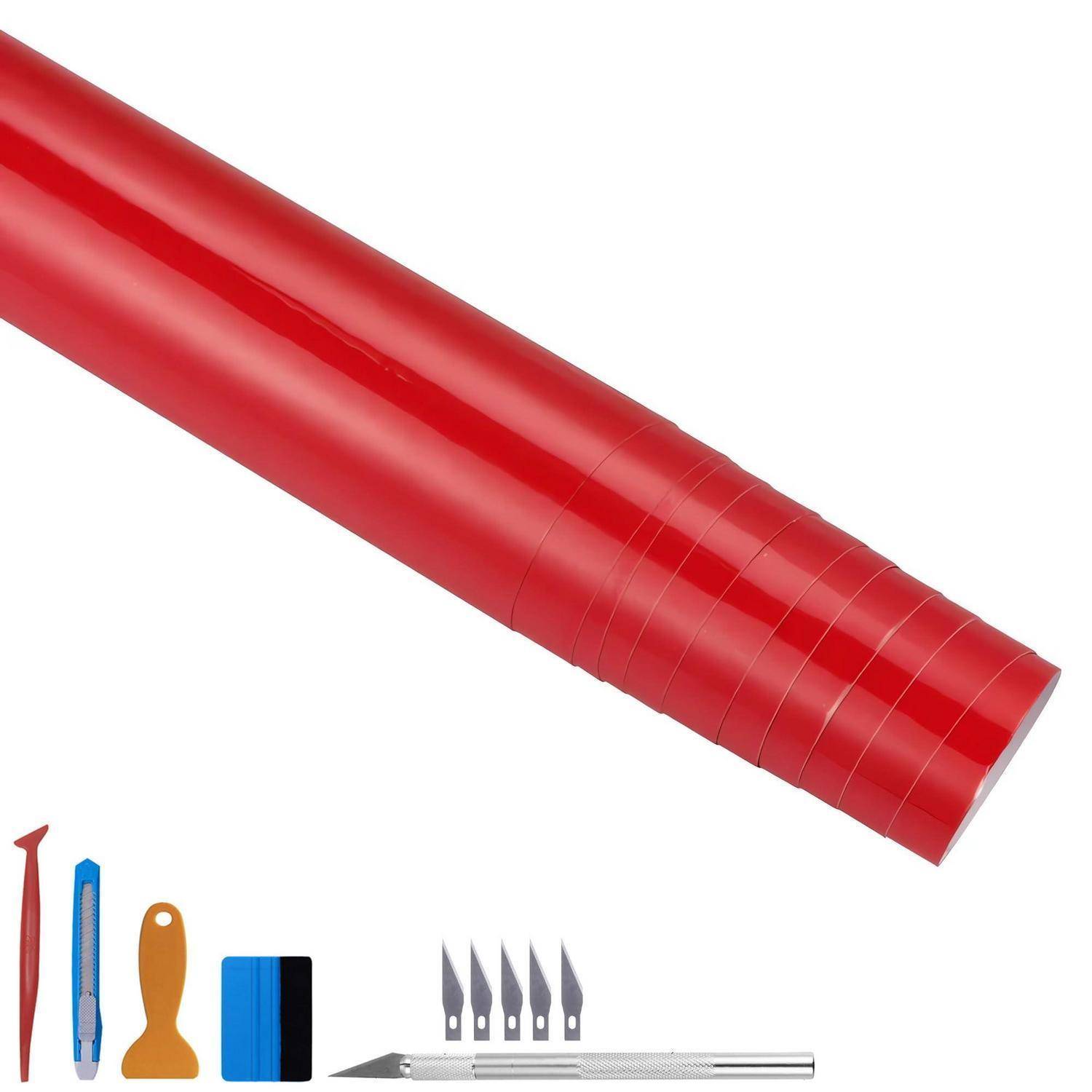 Rote Klebeband-Vinylrolle mit Handwerksmesser, Schaber und Klingenersatzteilen, unten auf weißem Hintergrund dargestellt.