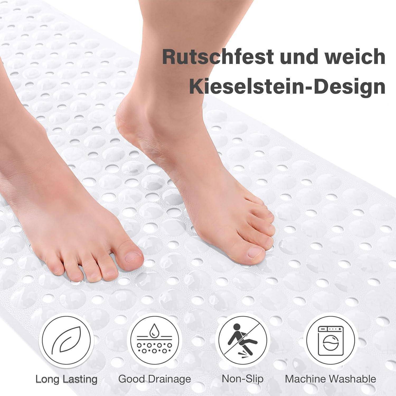 Barfuß auf einer weißen, kieselsteinstrukturierten Badematte mit deutschem Text „Rutschfest und weich Kieselstein-Design