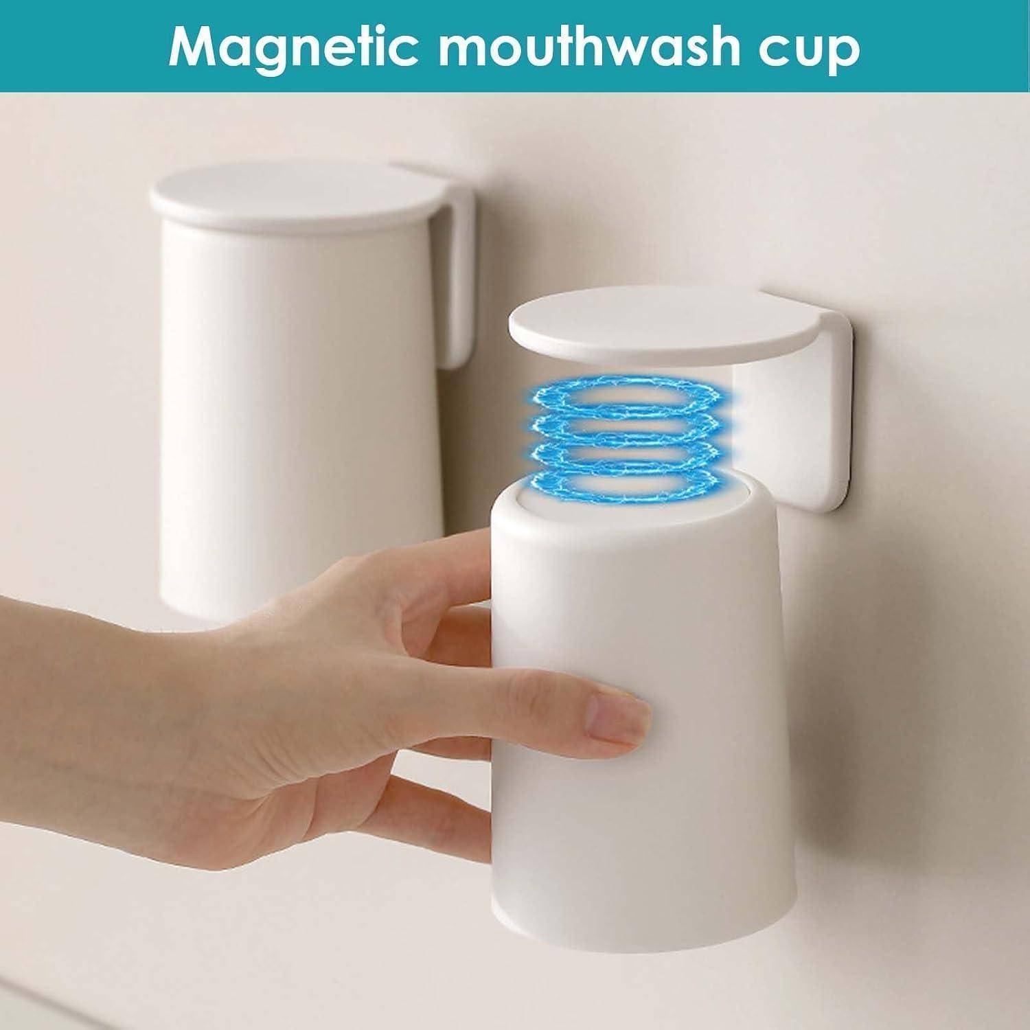 Magnetischer Mundspülbecher, der an einem Wandhalter befestigt ist und auf einer magnetischen Basis in einem Badezimmer platziert wird.