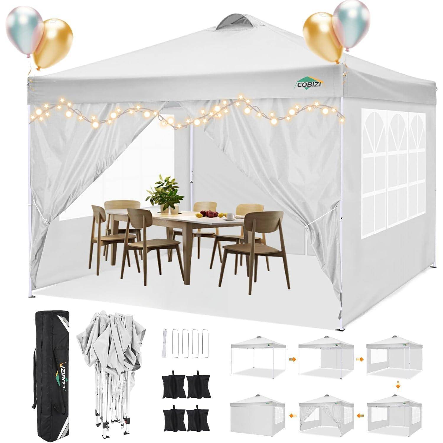 Weißes Pop-up-Außenzelt mit Seitenwänden, Lichterketten, Tisch und Stühlen im Inneren, plus mitgeliefertem Tragetasche, Heringe und gefaltete Rahmenbauteile wie unten abgebildet.