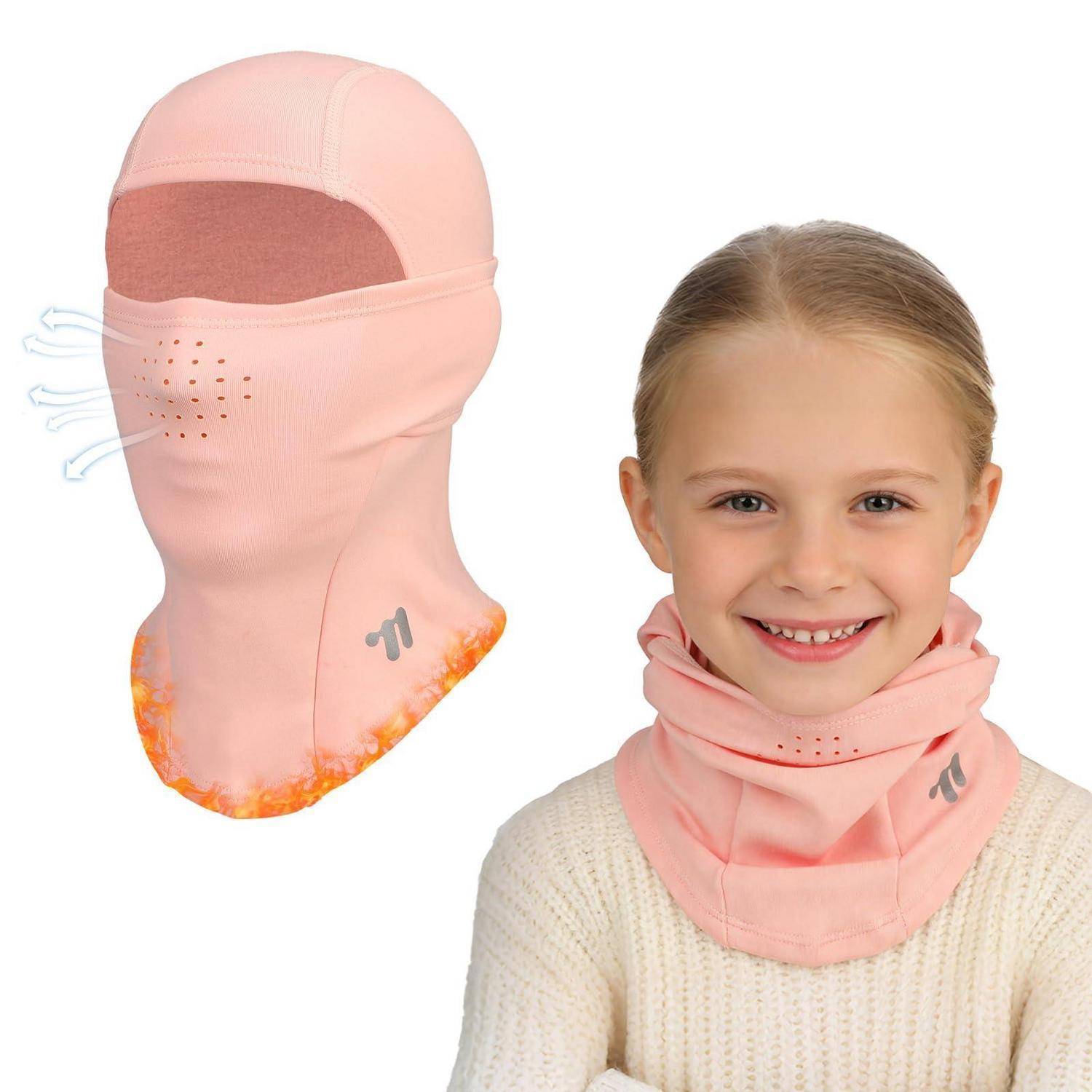 Mädchen, das einen rosa Halstuch-Gesichtsmaskenschal trägt, gezeigt neben einer Produktansicht der passenden Kapuzenmaskierung mit Atemöffnungen.