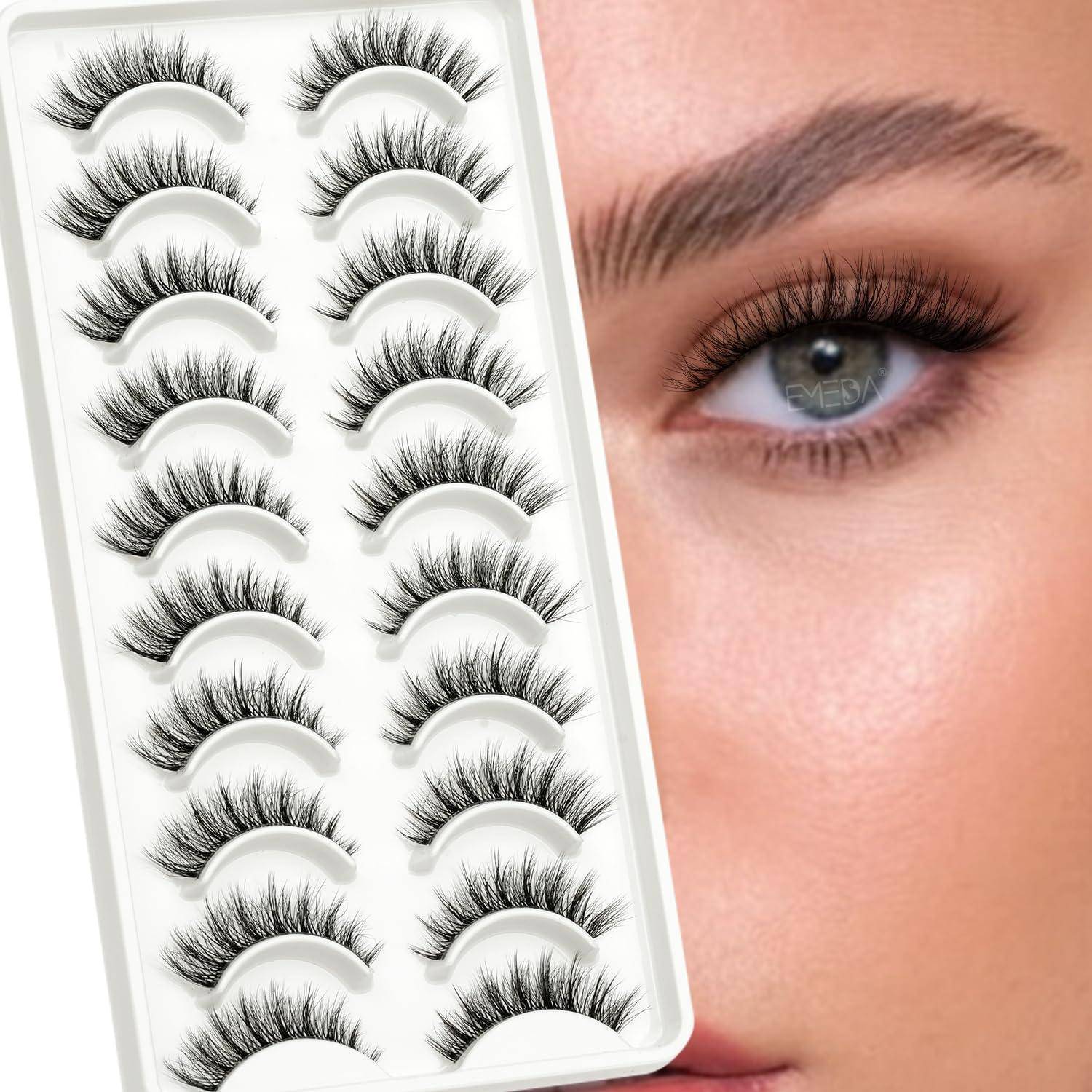 Tablett mit falschen Wimpern neben einer Nahaufnahme eines Frauenauges, das dramatische Wimpernverstärkung und Make-up-Anwendung zeigt.