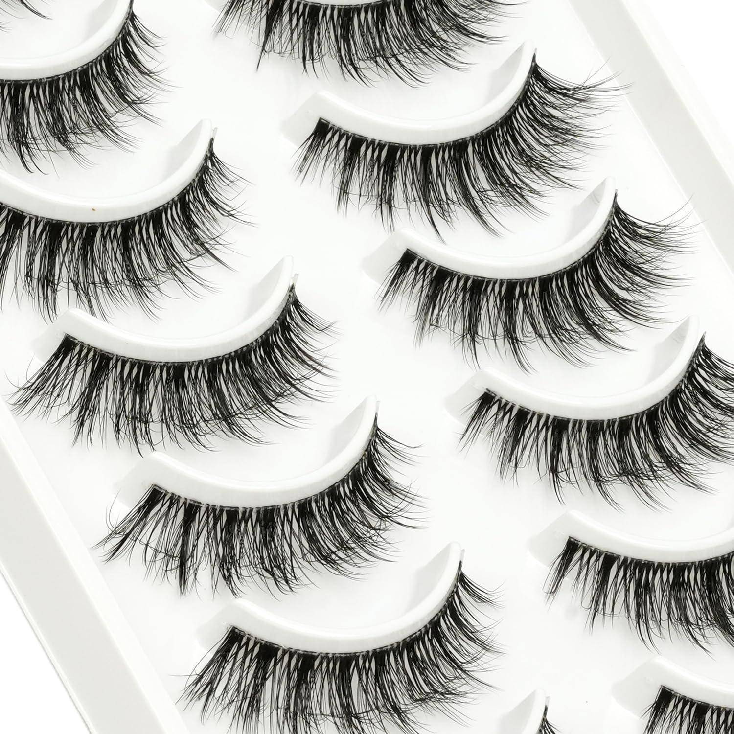 Tablett mit künstlichen Wimpern in Reihen auf einem weißen Ausstellungsständer angeordnet