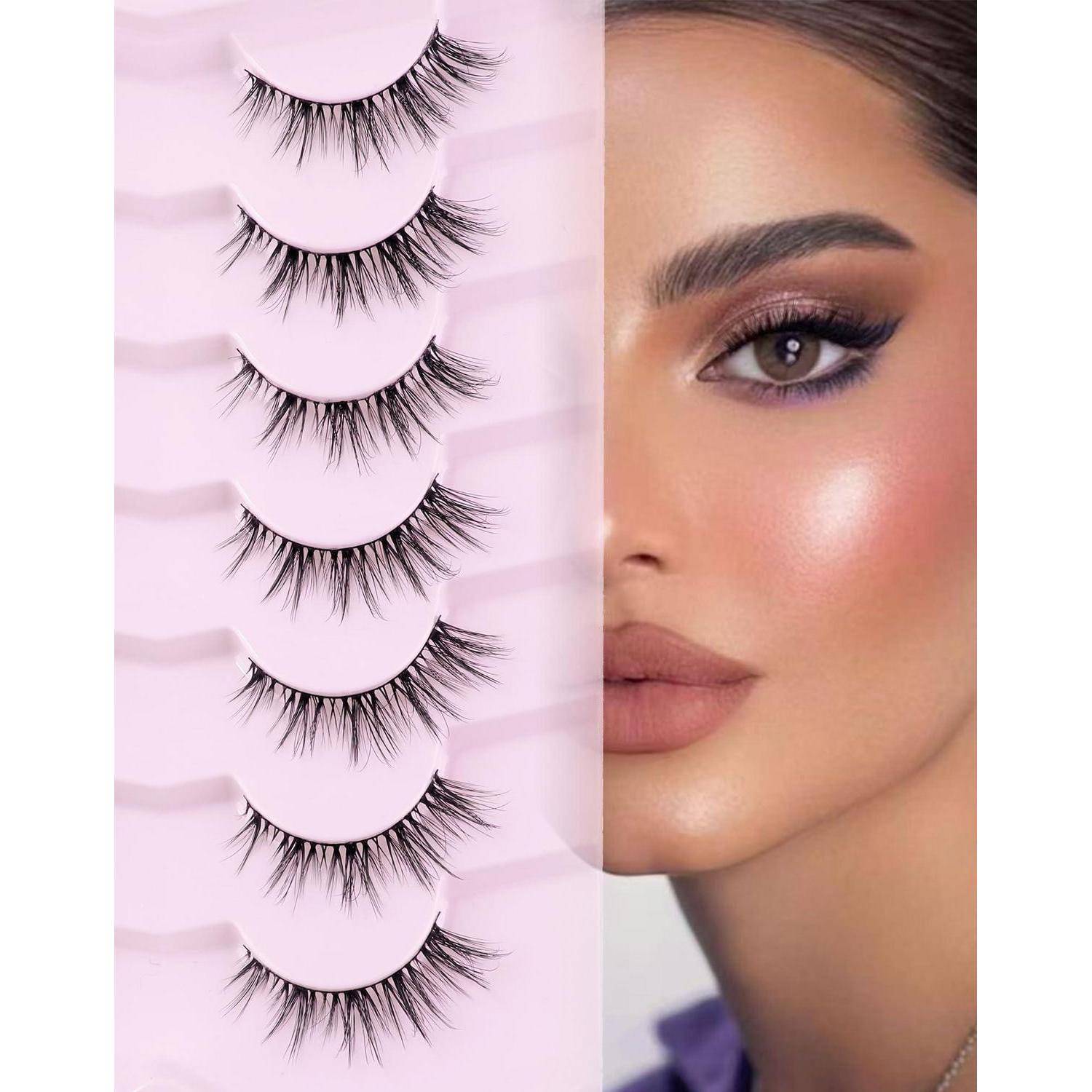 Nahaufnahme eines Frauengesichts neben einer Auswahl von falschen Wimpern, die mehrere Wimpernstile und ein fertiges Augenmakeup zeigt.