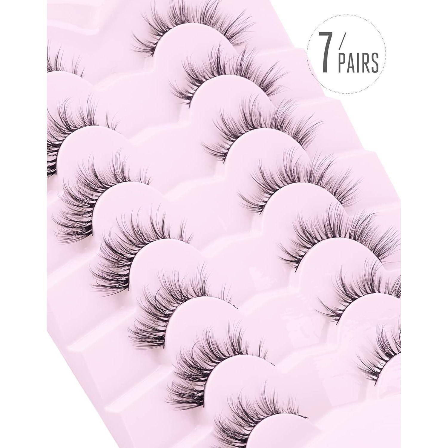 Packung mit 7 Paar Wimpernverlängerungen auf rosa Tabletts, gezeigt in einem Produktdisplay-Bild.