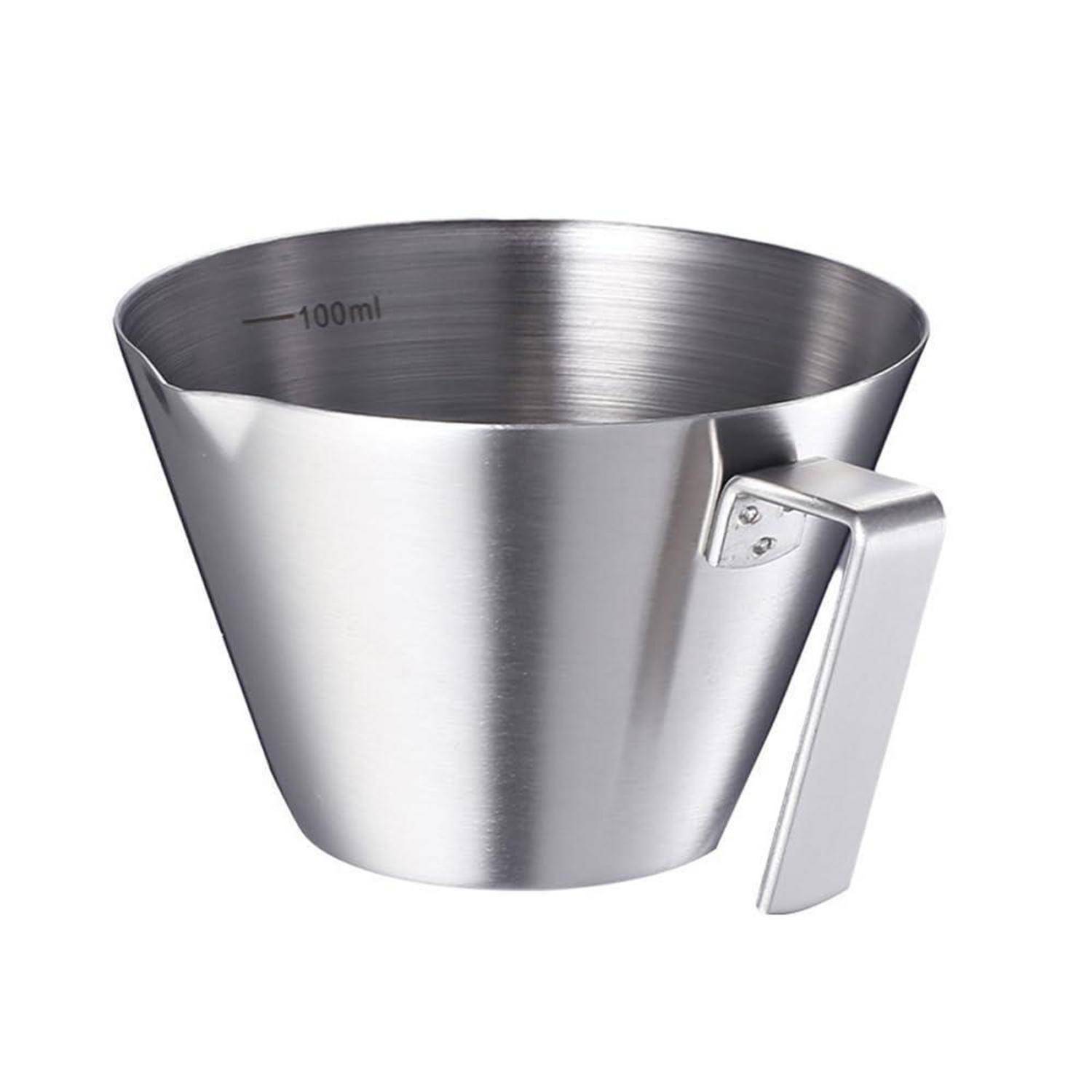 Edelstahlmessbecher mit Griff, mit 100-ml-Markierung, auf weißem Hintergrund abgebildet.
