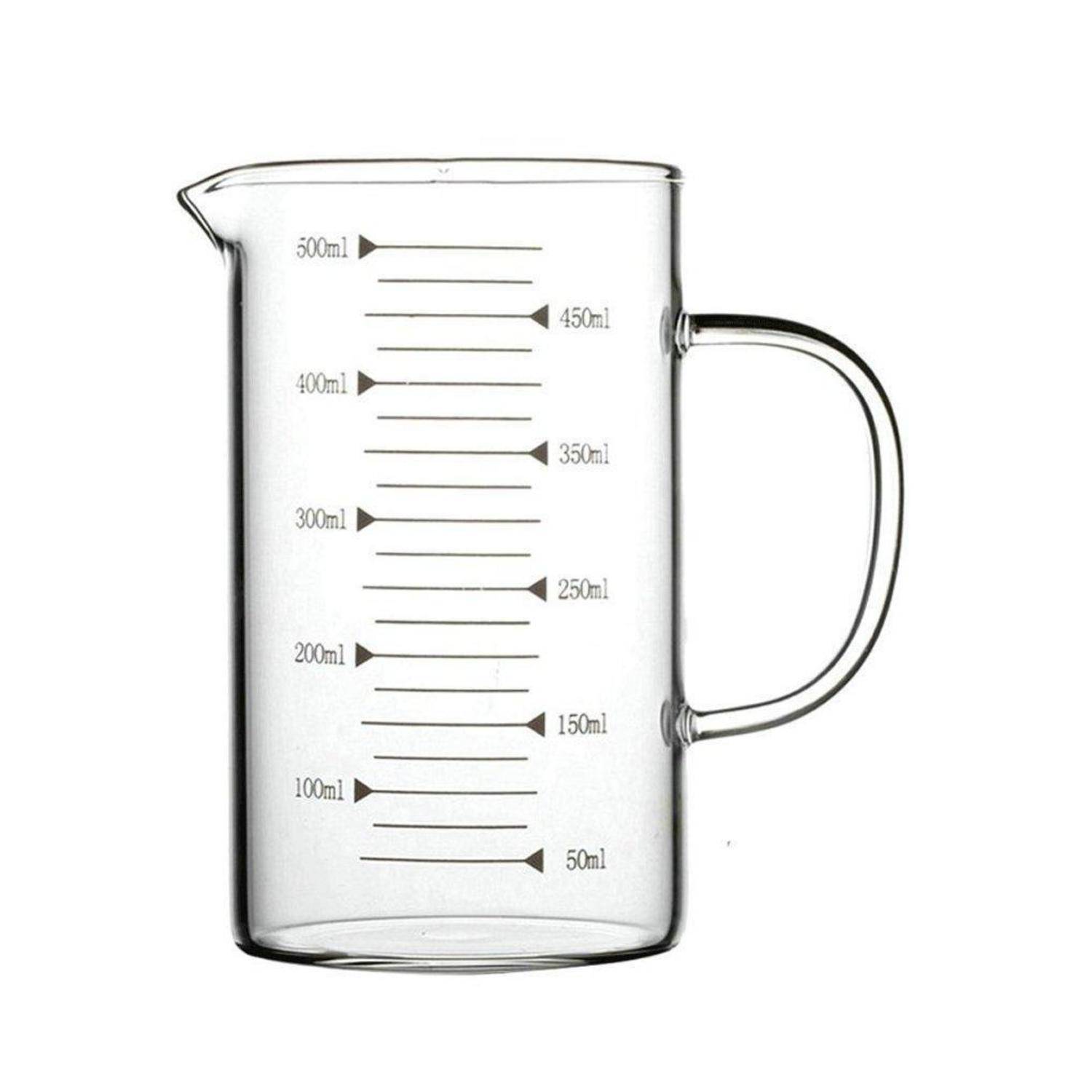 Klare Glaskanne mit Henkel und Ausguss, mit Milliliterskalen bis 500 ml gekennzeichnet.