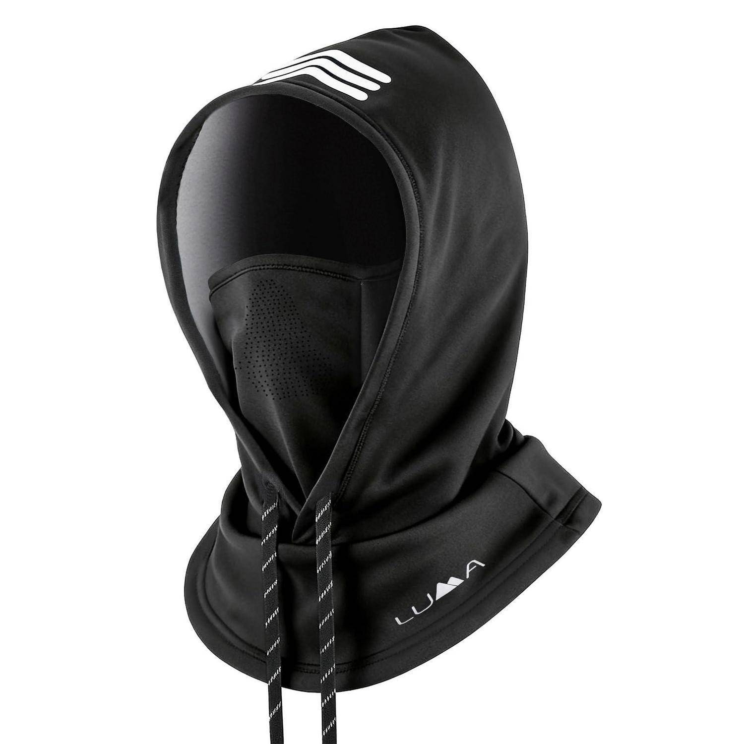 Schwarze Gesichtsmaske mit Kapuze und integriertem Nackenband, weiße Logo-Akzente und Zugbänder, gezeigt auf einem einfachen weißen Hintergrund.