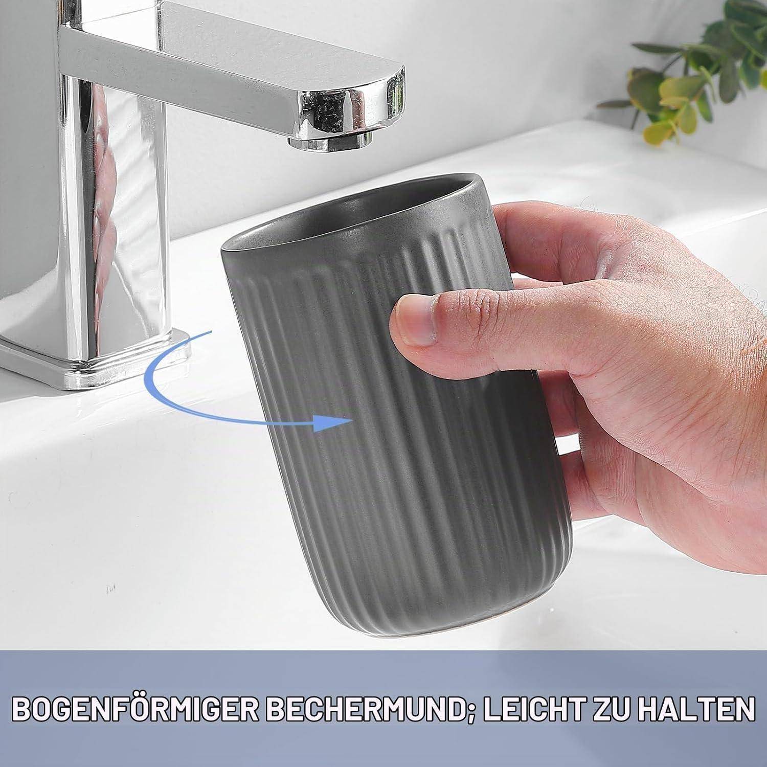Hand legt einen grauen gerippten Becher unter einen Wasserhahn, wobei die gewölbte Becherlippe für besseres Greifen gezeigt wird.
