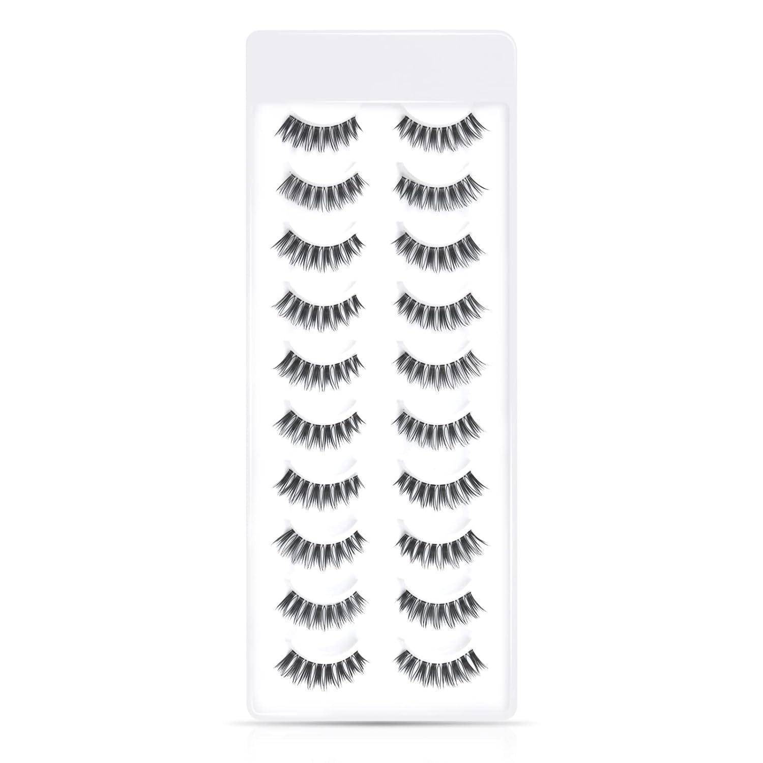 Ein Paket mit 10 Paar künstlichen Wimpern, die vertikal in einem klaren Kunststoff-Tablett auf weißem Hintergrund angeordnet sind.