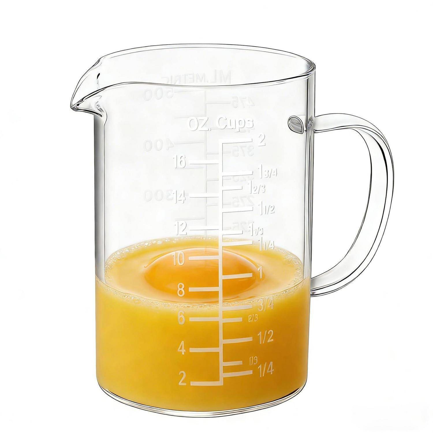 Klare Glaskanne zum Abmessen mit Griff und Ausguss, teilweise mit Orangensaft bis etwa 300 ml/1 Tasse gefüllt.