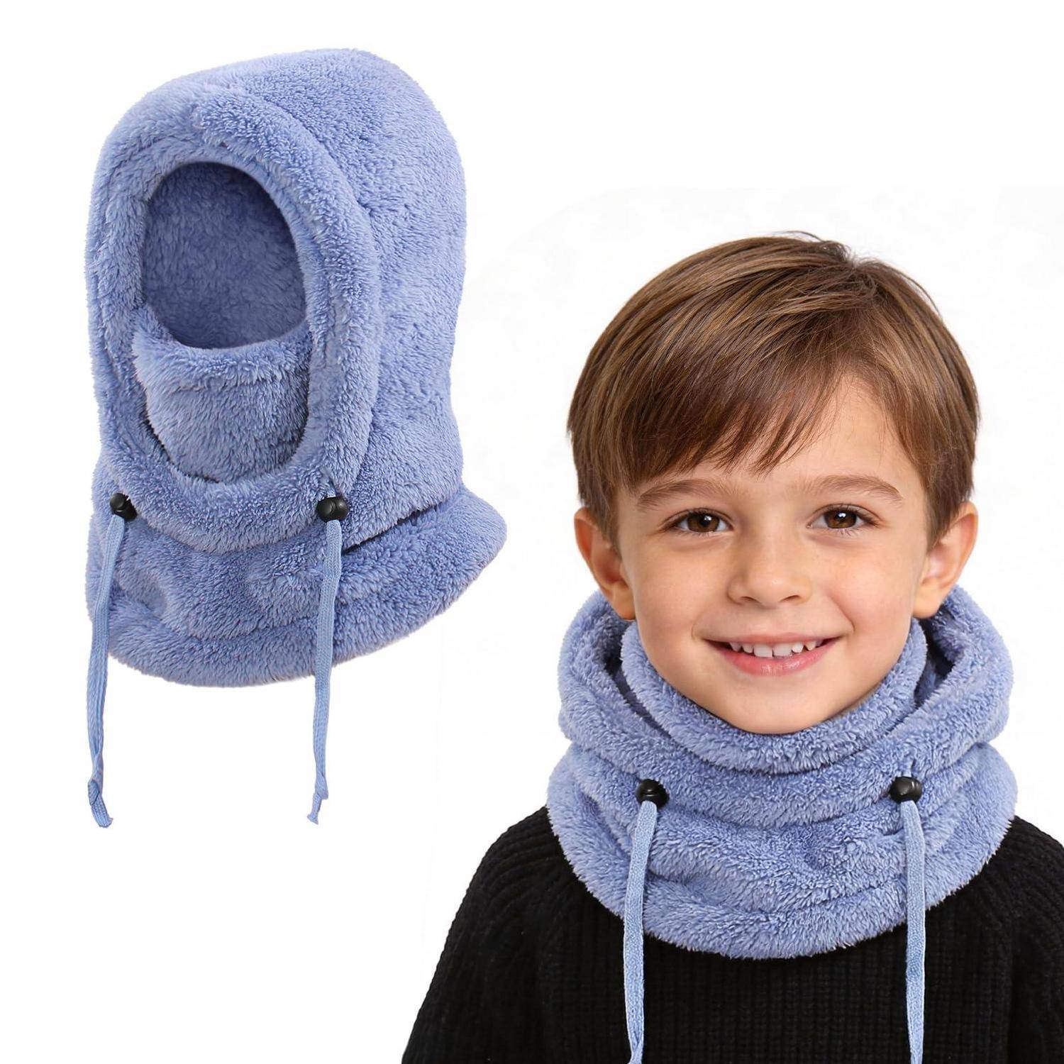 Blauwe Fleece-Sturmhaube und Nackenwärmer, präsentiert auf einem Kindermodell, mit Kordelzügen und Gesichtsöffnung.