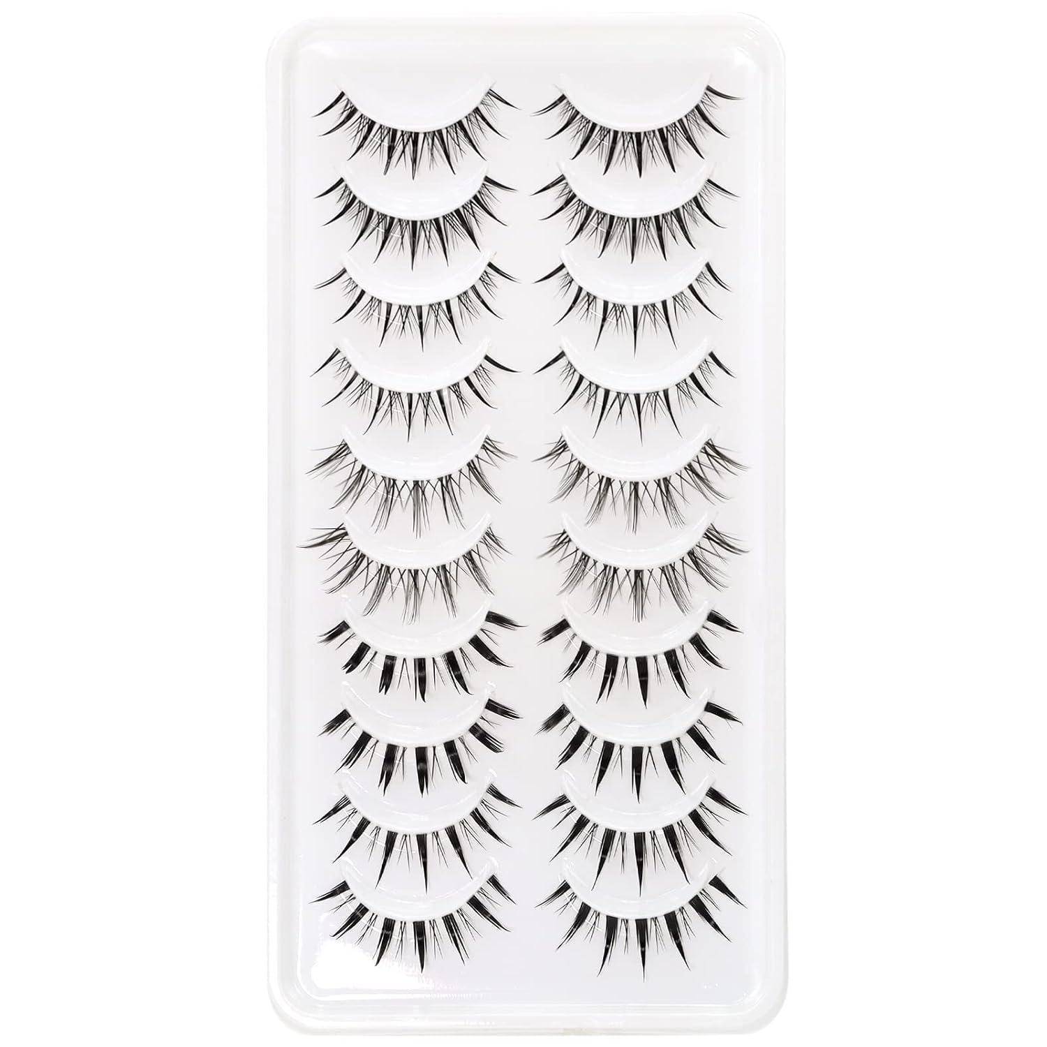 Klares Kunststofftablett mit mehreren Paaren künstlicher Wimpern, die in zwei vertikalen Spalten auf weißem Untergrund angeordnet sind.