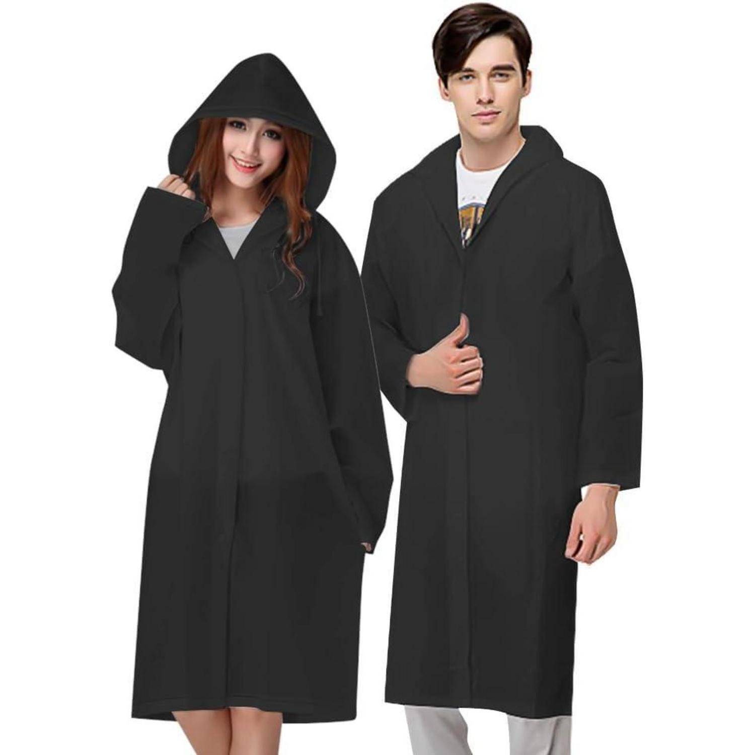 Zwei Models tragen lange schwarze Kapuzenmäntel oder Mäntel, einer mit hochgezogener Kapuze, stehen vor einem einfachen weißen Hintergrund.
