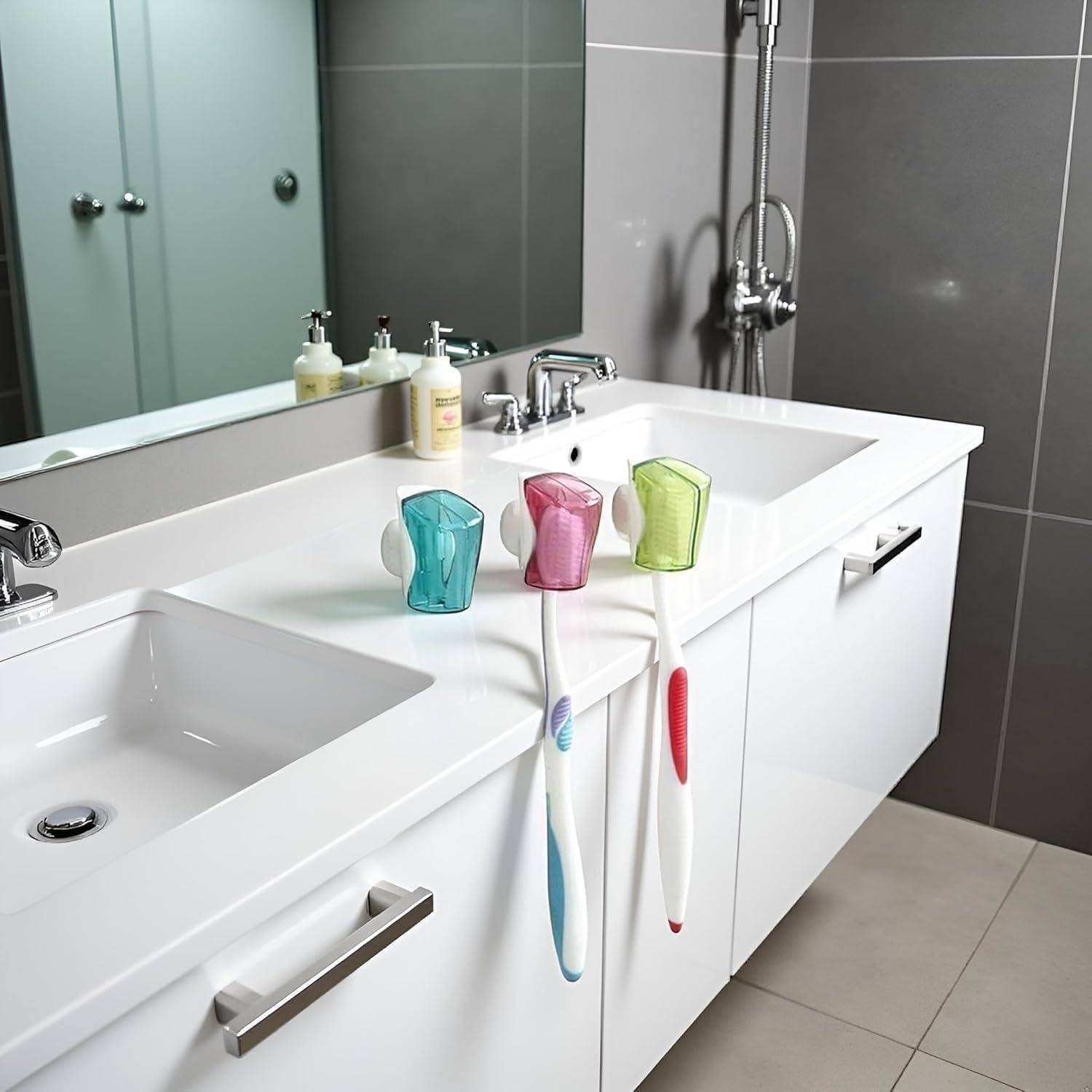 Moderner Badezimmerschrank mit zwei Waschbecken und farbenfrohen Zahnbürstenabdeckungen auf drei Zahnbürsten in der Nähe einer Dusche.