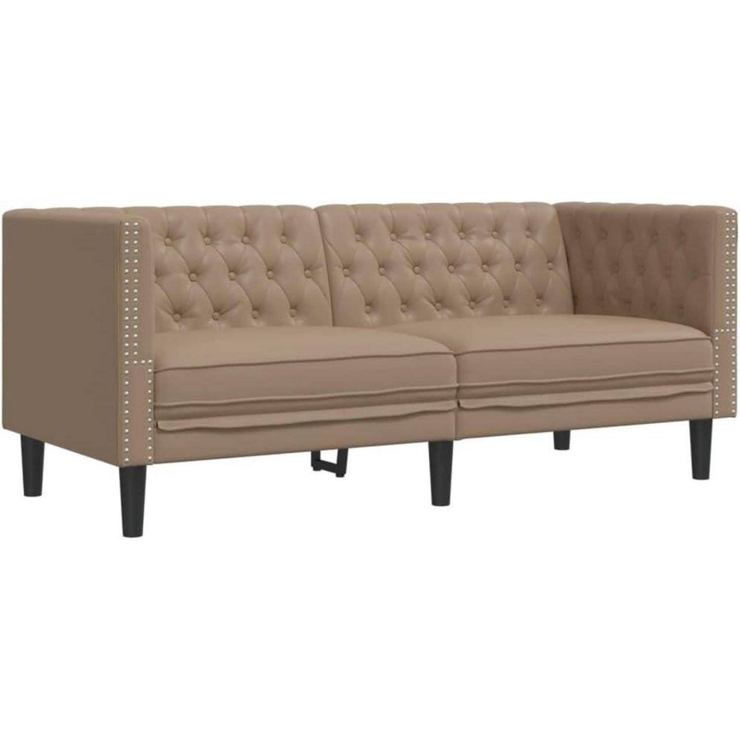 Beiges zweisitziges Polstersofa mit Knopfheftung und Nagelkopfverzierung sowie schwarzen Beinen auf weißem Hintergrund.