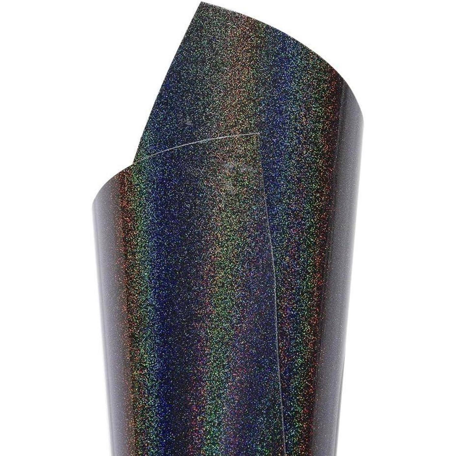 Ein holografisches schillerndes Klebeband aus Vinyl mit einer dunkelschimmernden Regenbogenoberfläche, das auf weißem Hintergrund aufgerollt dargestellt wird.