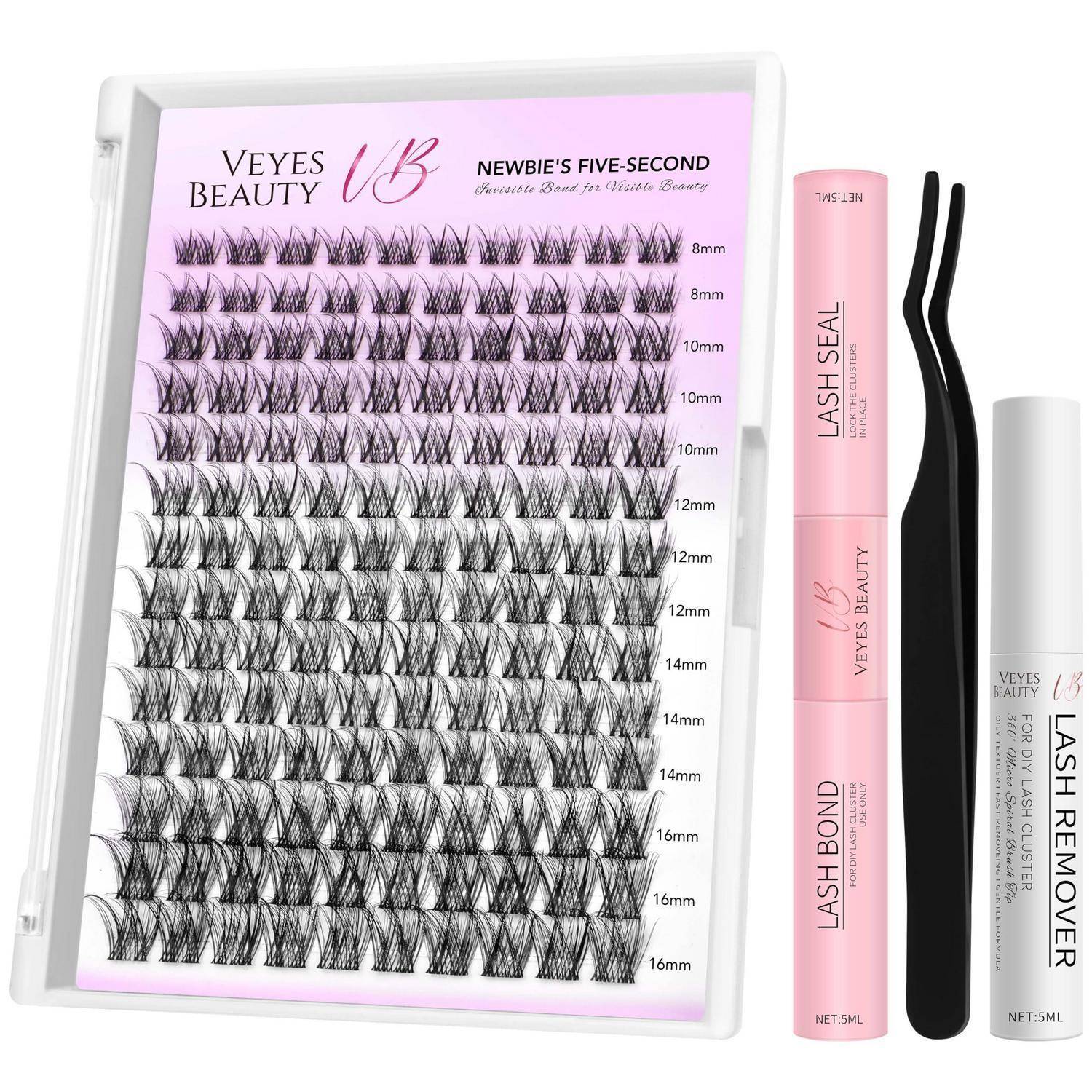 Falscher Wimpernverlängerungs-Set mit Tablett für gemischte Wimpernlängen, rosafarbener Wimpernversiegelung und Bindemitteltubues, Applikator-Pinzetten und Wimpernentferner auf weißem Hintergrund.