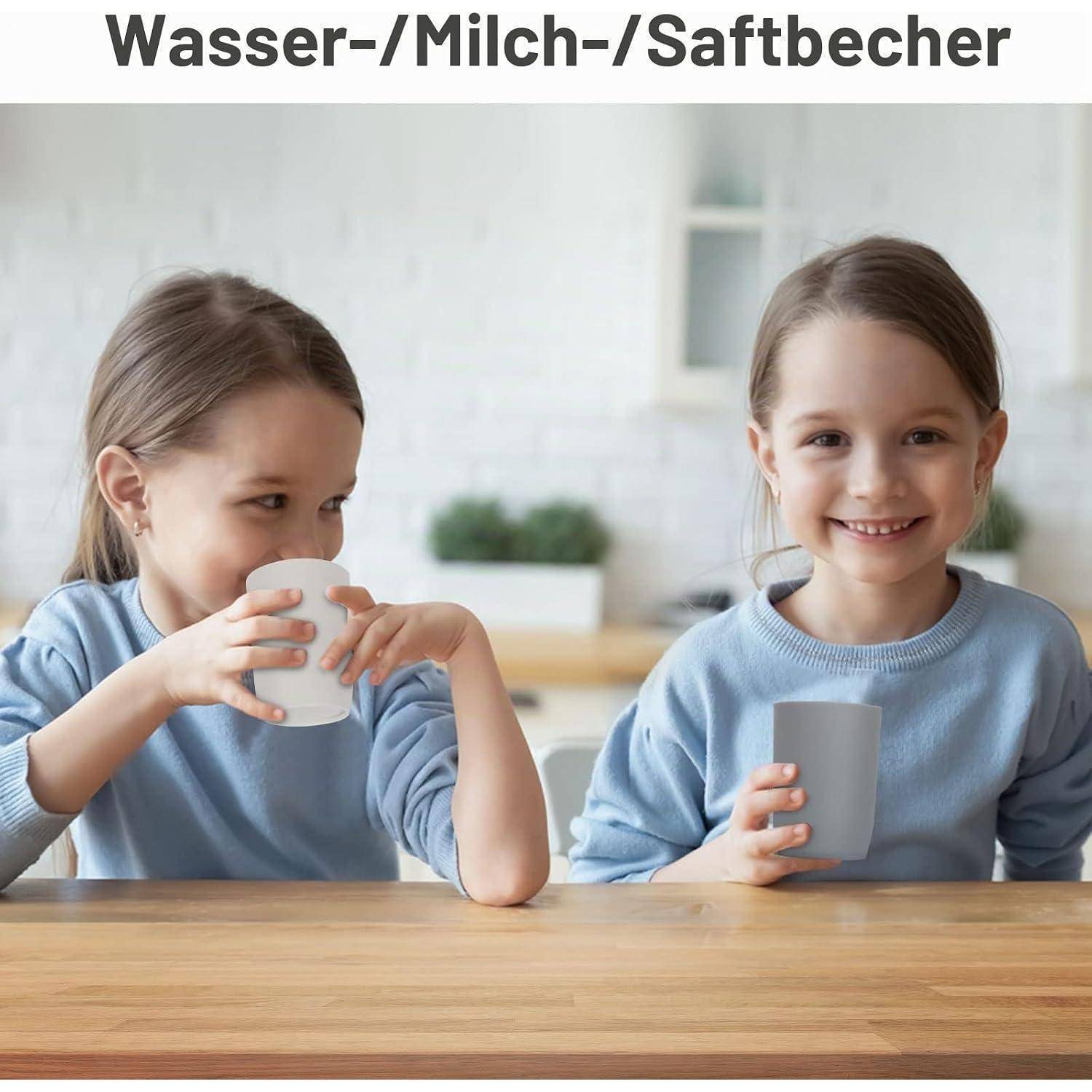 Zwei Kinder in blauen Hemden halten Becher an einem Tisch; die Überschrift sagt „Wasser-/Milch-/Saftbecher