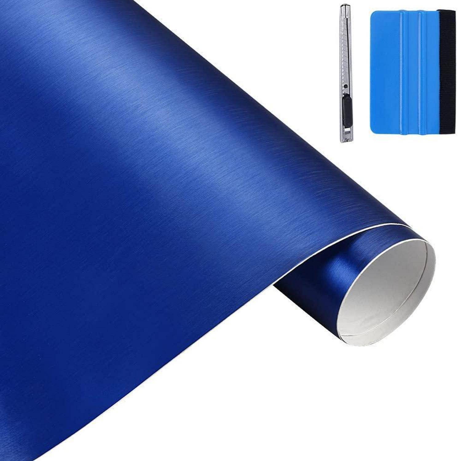 Blaue metallische Klebstoffvinylfolienrolle mit einem Universalmesser, dargestellt in einem produktstylisierten Bild.