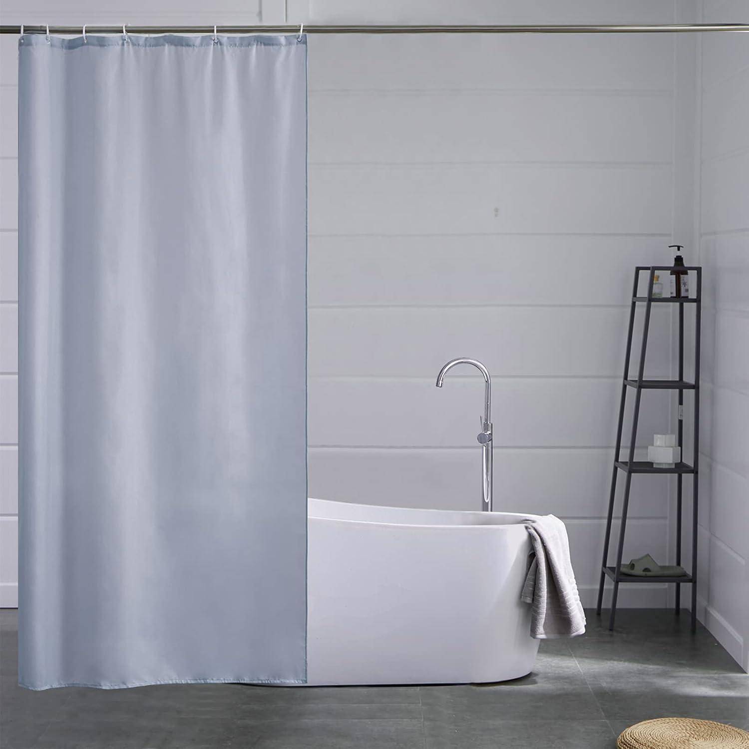 Modernes Badezimmer mit einer freistehenden Badewanne hinter einem grauen Duschvorhang, Chromarmatur, Handtuch und schwarzem Eckregal auf Betonboden.