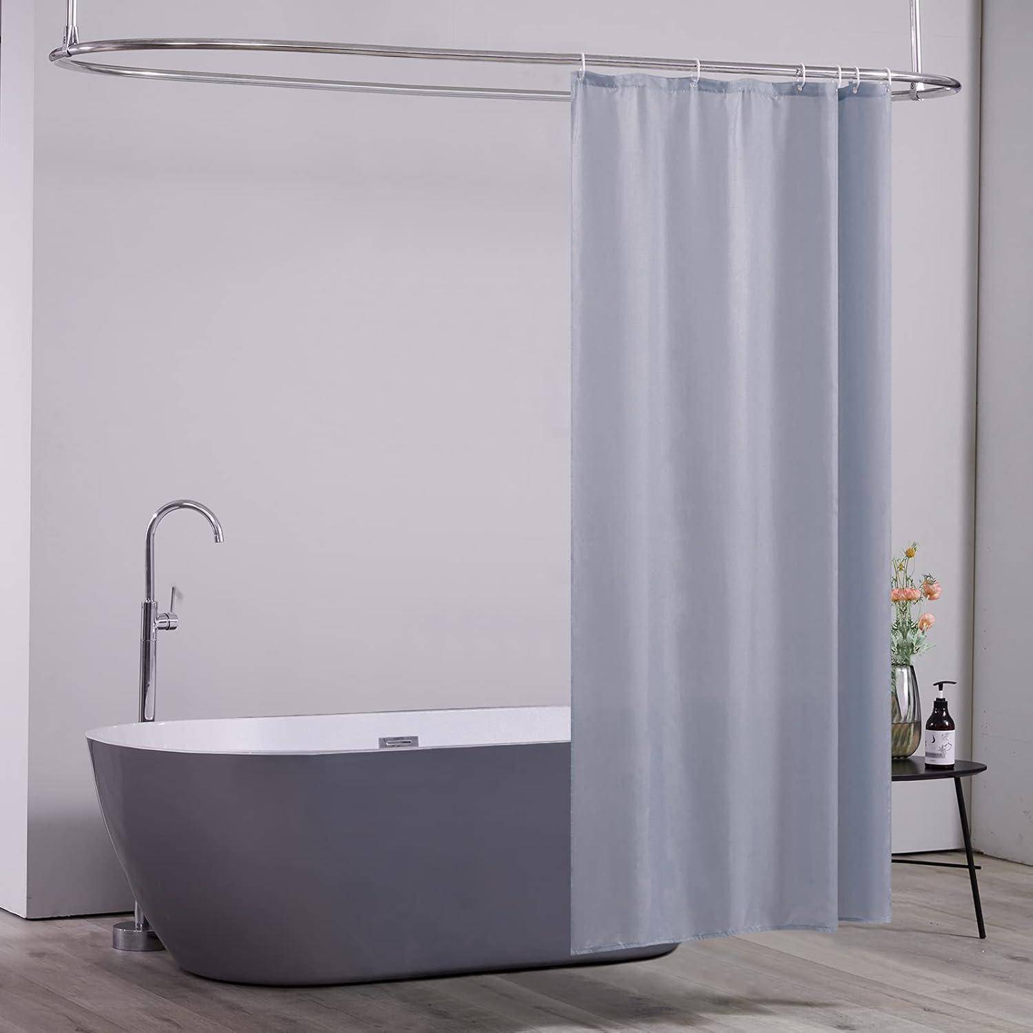 Modernes Badezimmer mit einer freistehenden grauen Badewanne, hohem Chromwasserhahn und einem hellblauen Duschvorhang, der die Wanne teilweise umhüllt.
