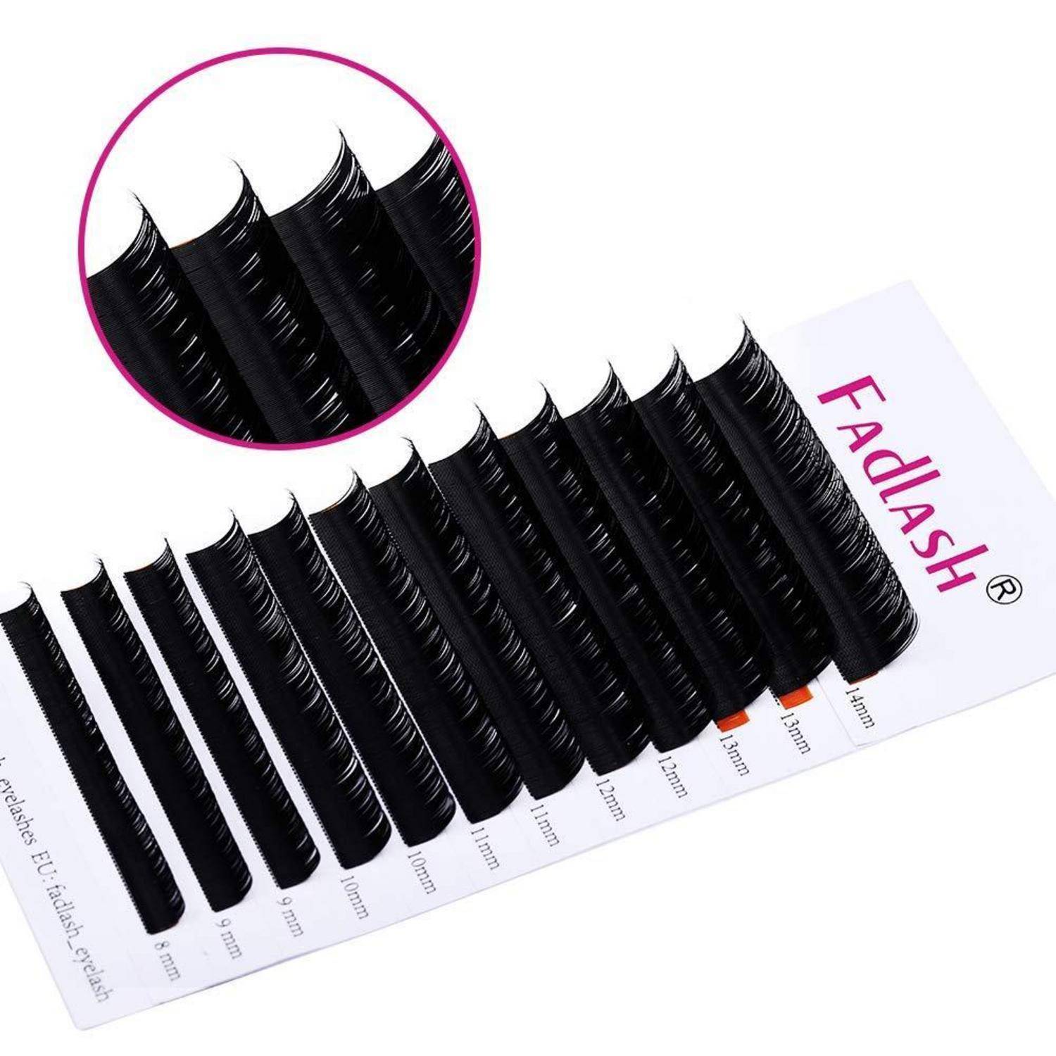 Packung schwarzer Wimpernverlängerungs-Streifen auf einer Markenkarte, mit einer kreisförmigen Ausschnittsvergrößerung der Wimpern.