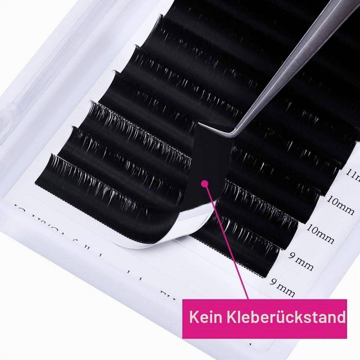 Pinzette schält Klebestreifen-Etiketten von einem Blatt schwarzer Wimpernverlängerungen ab; der Text sagt „Kein Kleberückstand