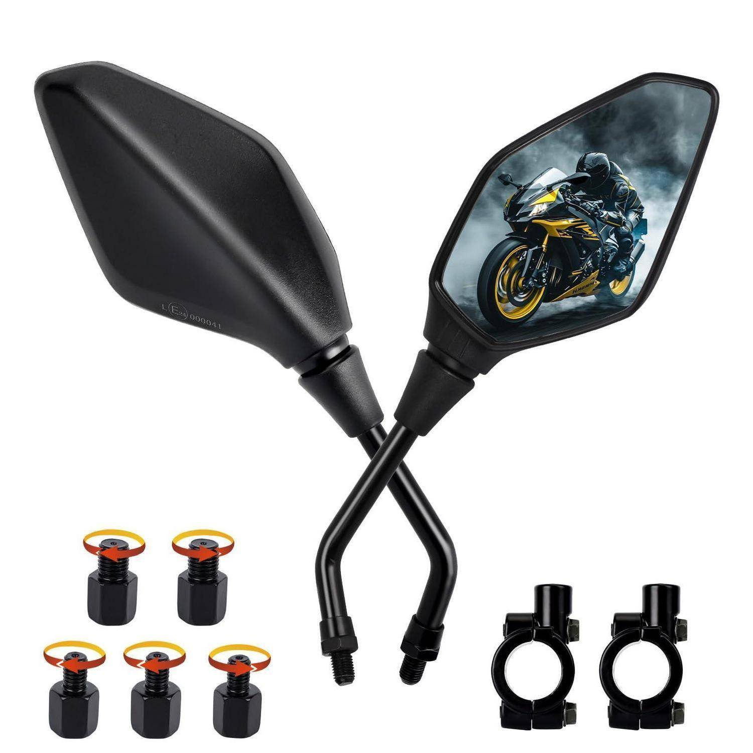 Paar schwarze Motorrad-Seitenspiegel mit Befestigungsklemmen und Adapter-Hardware; ein Spiegel zeigt ein Fahrerimage, was auf ein Aftermarket-Motorradzubehörsatz hinweist.