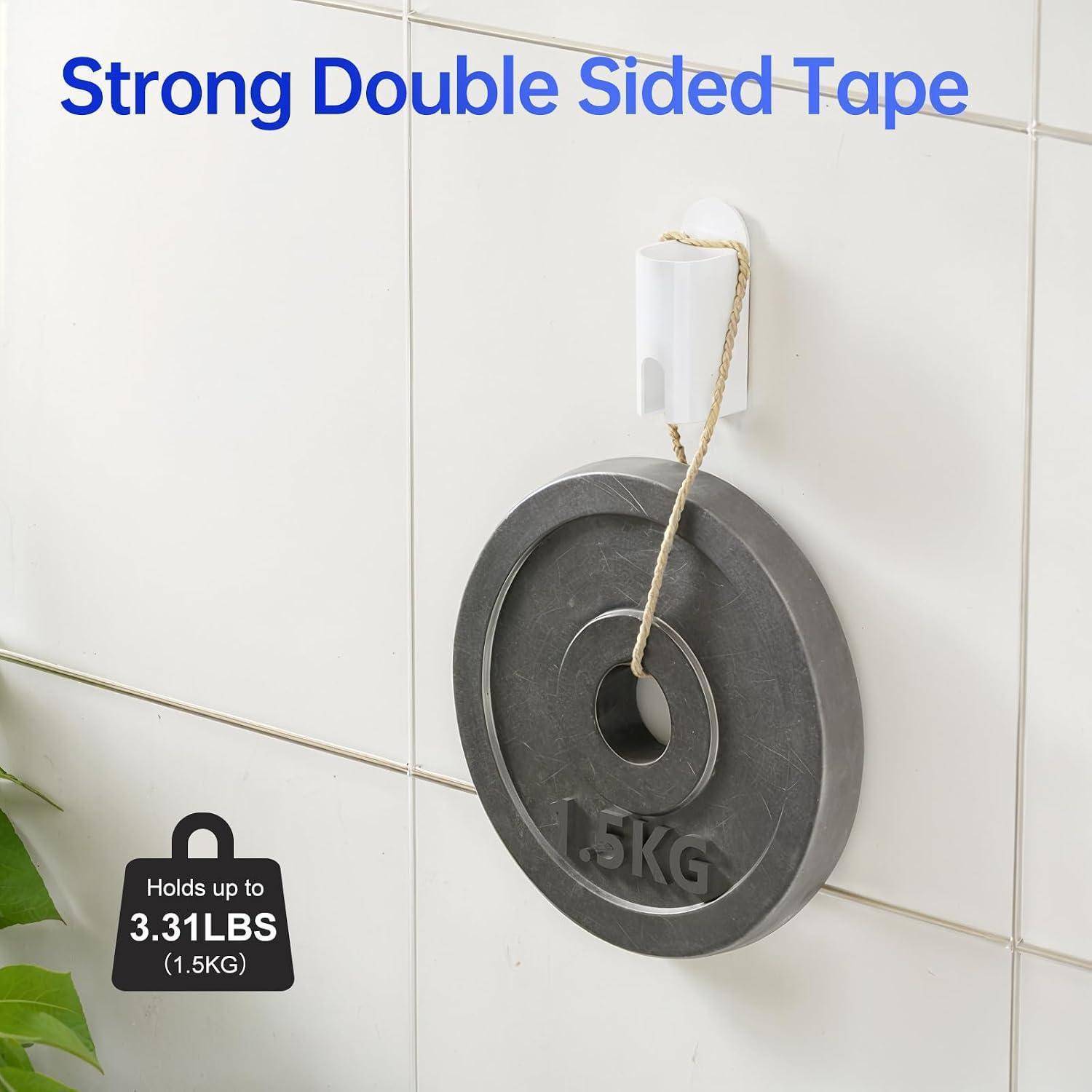 Produktbild aus starkem doppelseitigem Klebeband, das ein Gewicht von 1,5 kg an einer gekachelten Wand hält, mit der Beschriftung „Hält bis zu 3,31 LBS (1,5 KG)